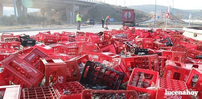  Un camión de Coca Cola arroja sobre la calzada miles de botellas en la rotonda de Los Polvillares (fotos) 