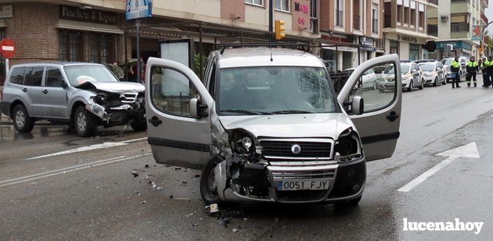  Dos coches colisionan al final de la calle El Peso y una furgoneta vuelca en la Avda. Miguel Cuenca (fotos) 