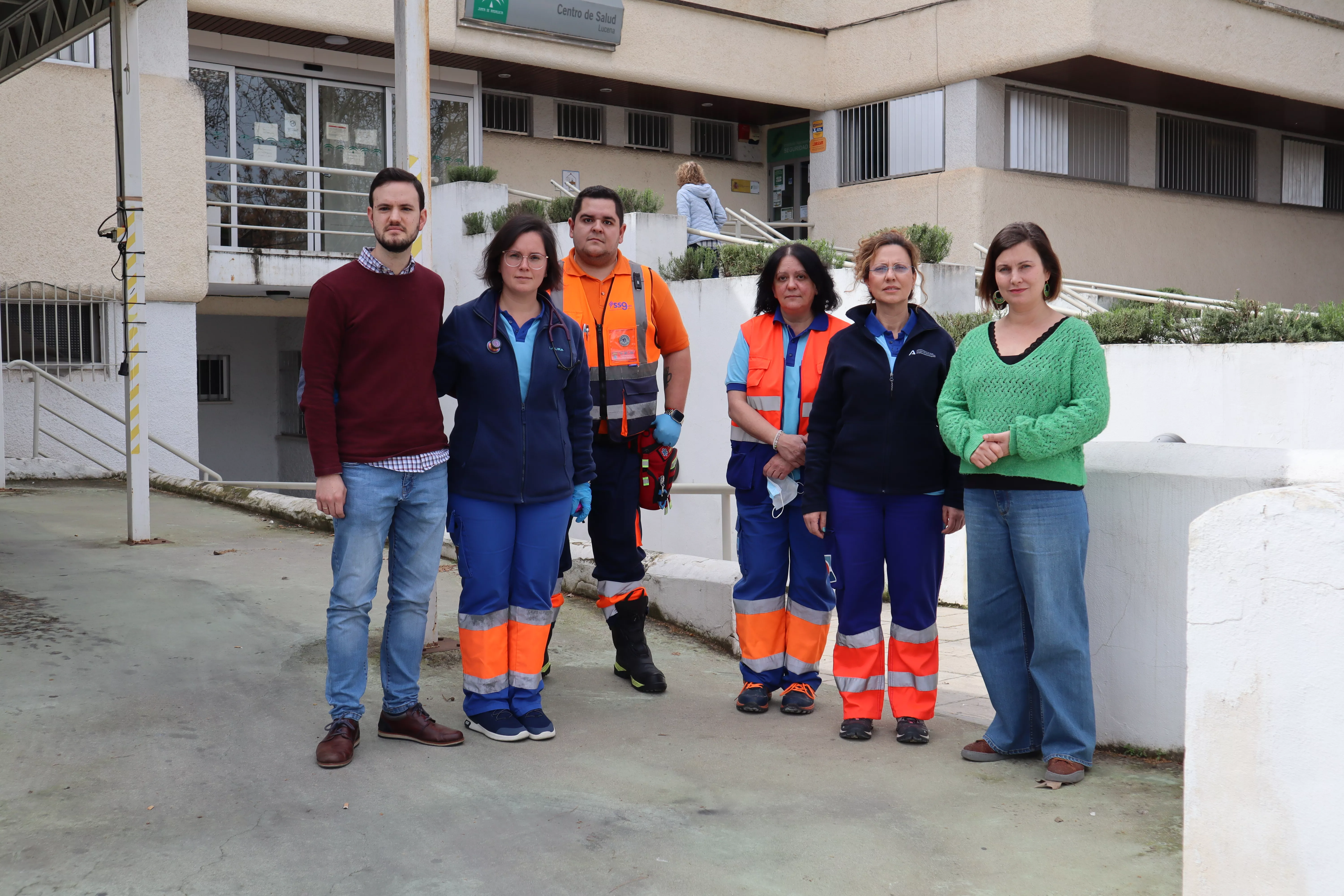 Personal del servicio de urgencias de atención primaria (SUAP) de Lucena, esta mañana a las puertas del centro de salud Lucena I