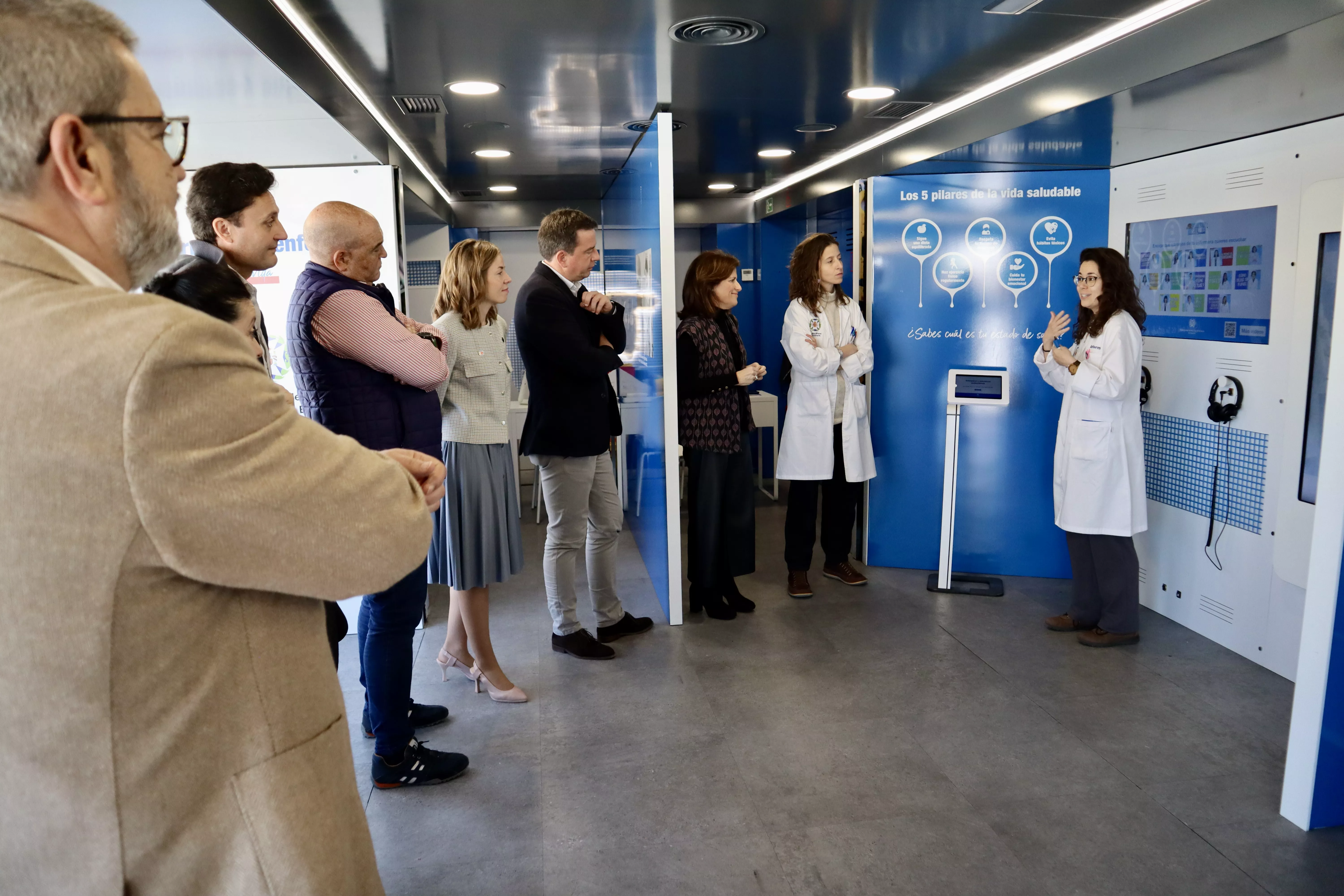 Un momento de la visita de las autoridades al tráiler informativo de la "Ruta Enfermera" en Lucena