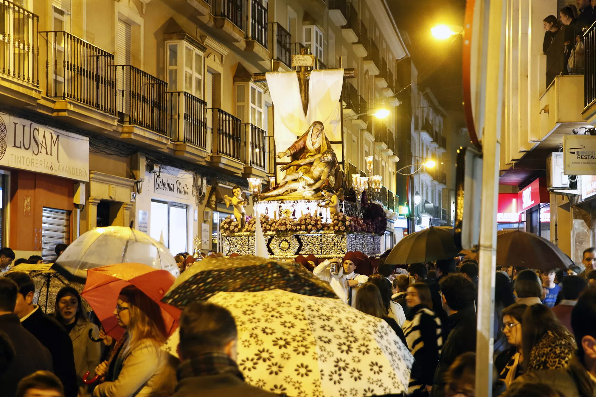 María Santísima de las Angustias "La piedra", vuelve a su templo por la lluvia en la noche del Lunes Santo