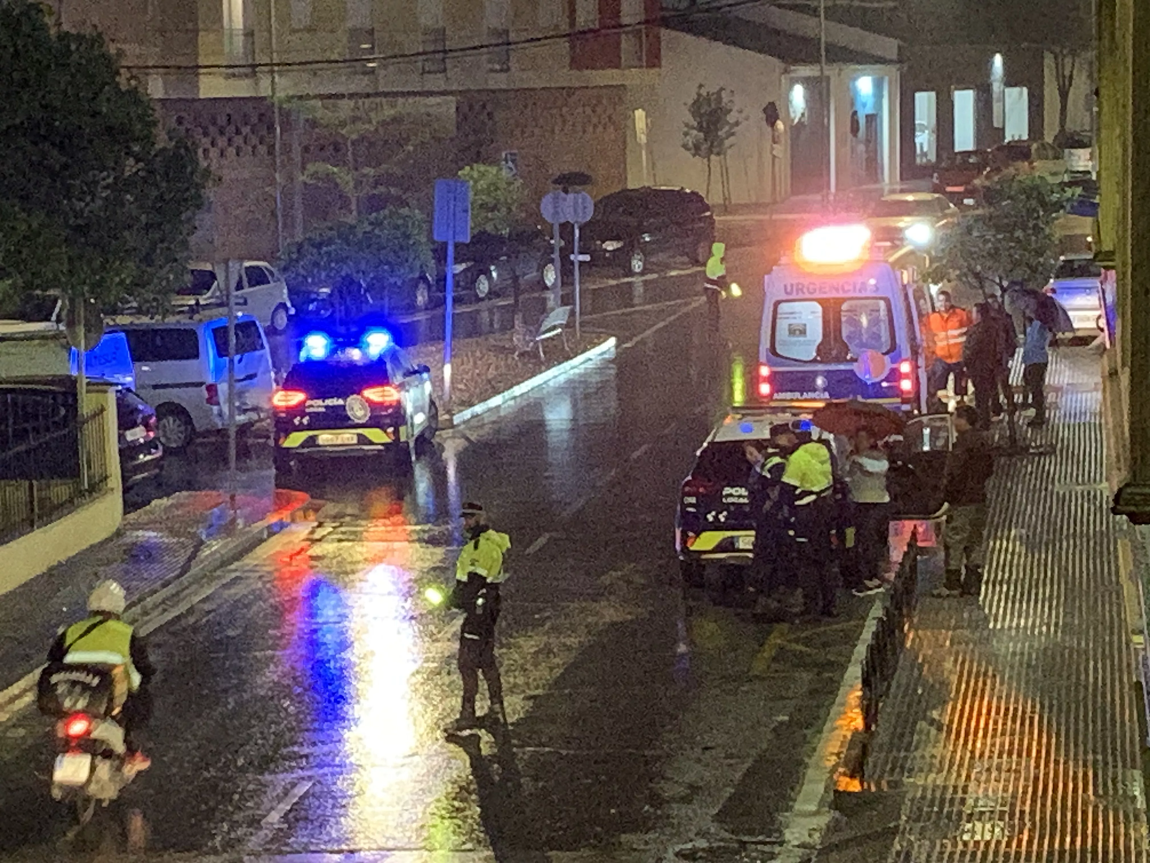 Varias unidades de la Policía Local y una ambulancia del SUAP de Lucena se desplazaron al lugar del accidente