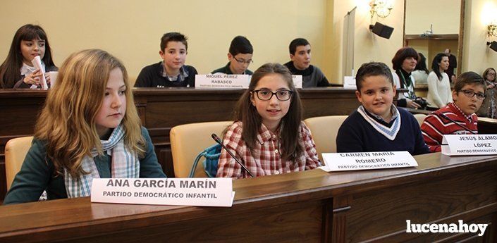  Los niños y niñas de los colegios de Lucena celebran una nueva edición del "pleno infantil" (fotos) 