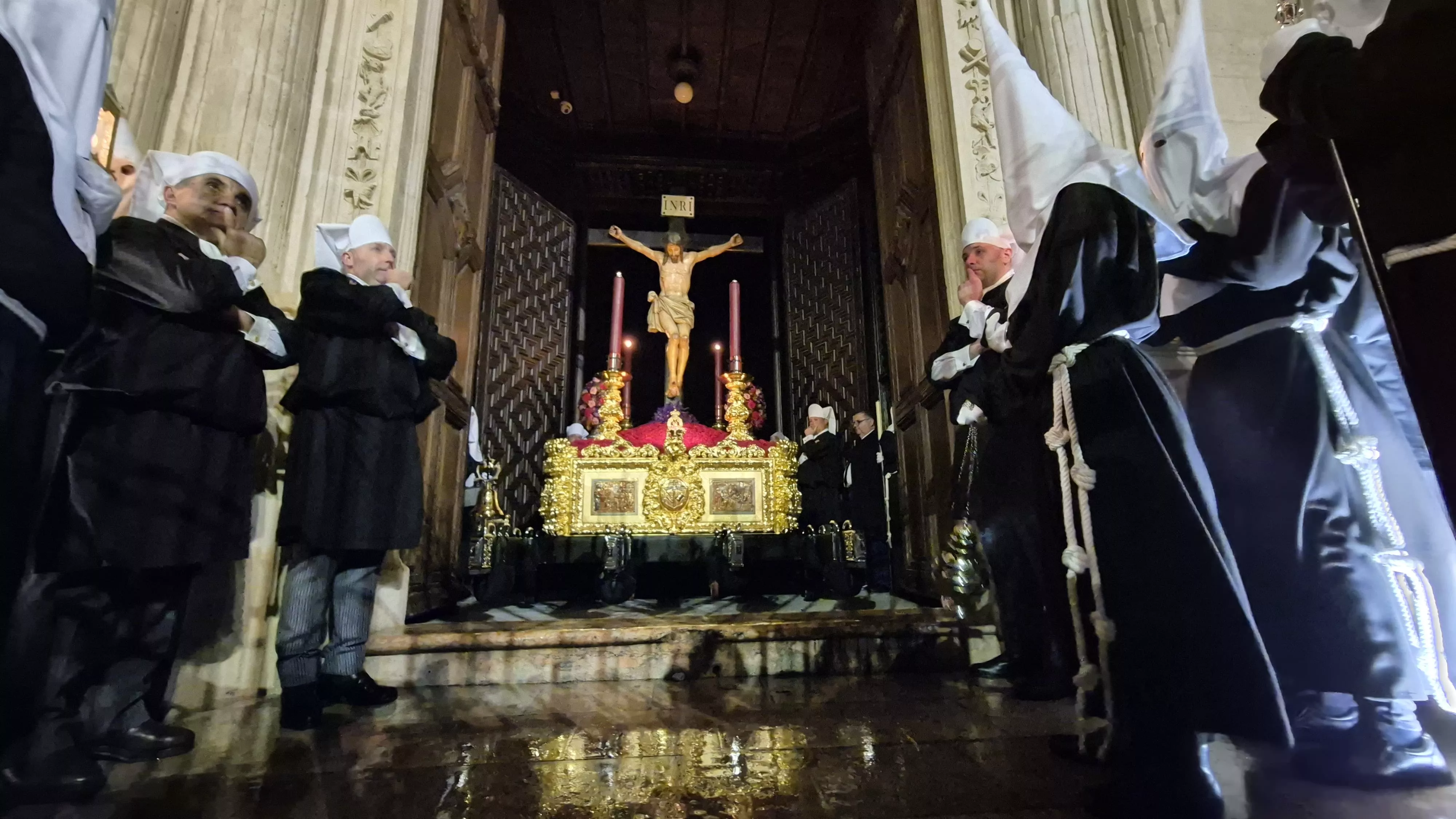 La procesión del Silencio tampoco podrá celebrarse en esta Semana Santa por la lluvia. La imagen ha quedado expuesta en el cancel de San Mateo