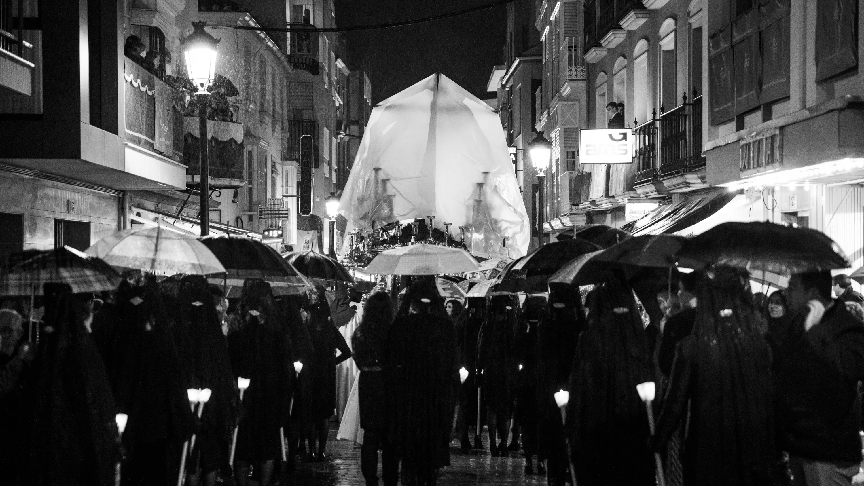 La imagen del Crucificado de La Sangre, cubierta con una plástico en la calle El Peso