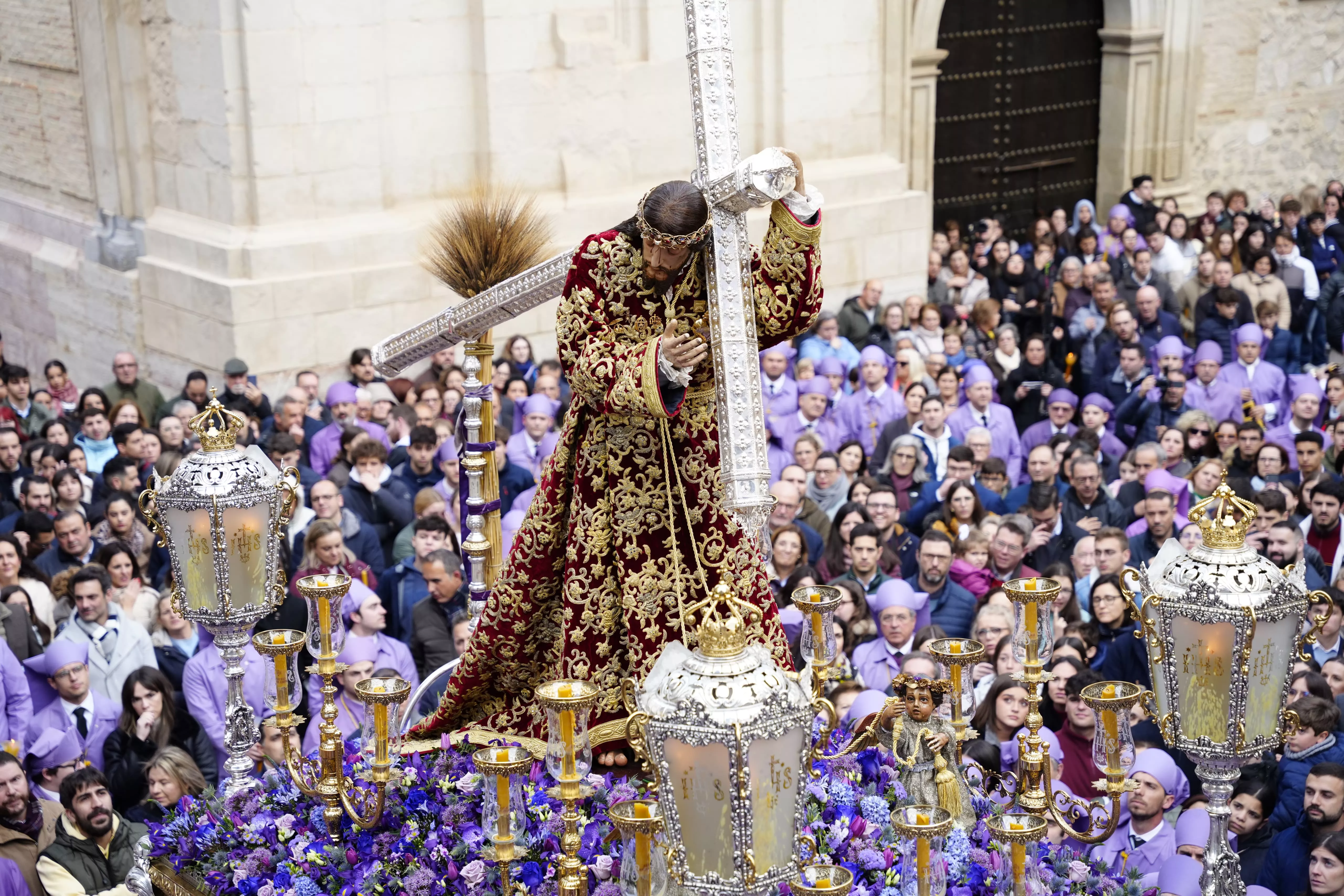 Viernes Santo 2024. Ntro. Padre Jesús Nazareno imparte su bendición en un llanete repleto de devoción