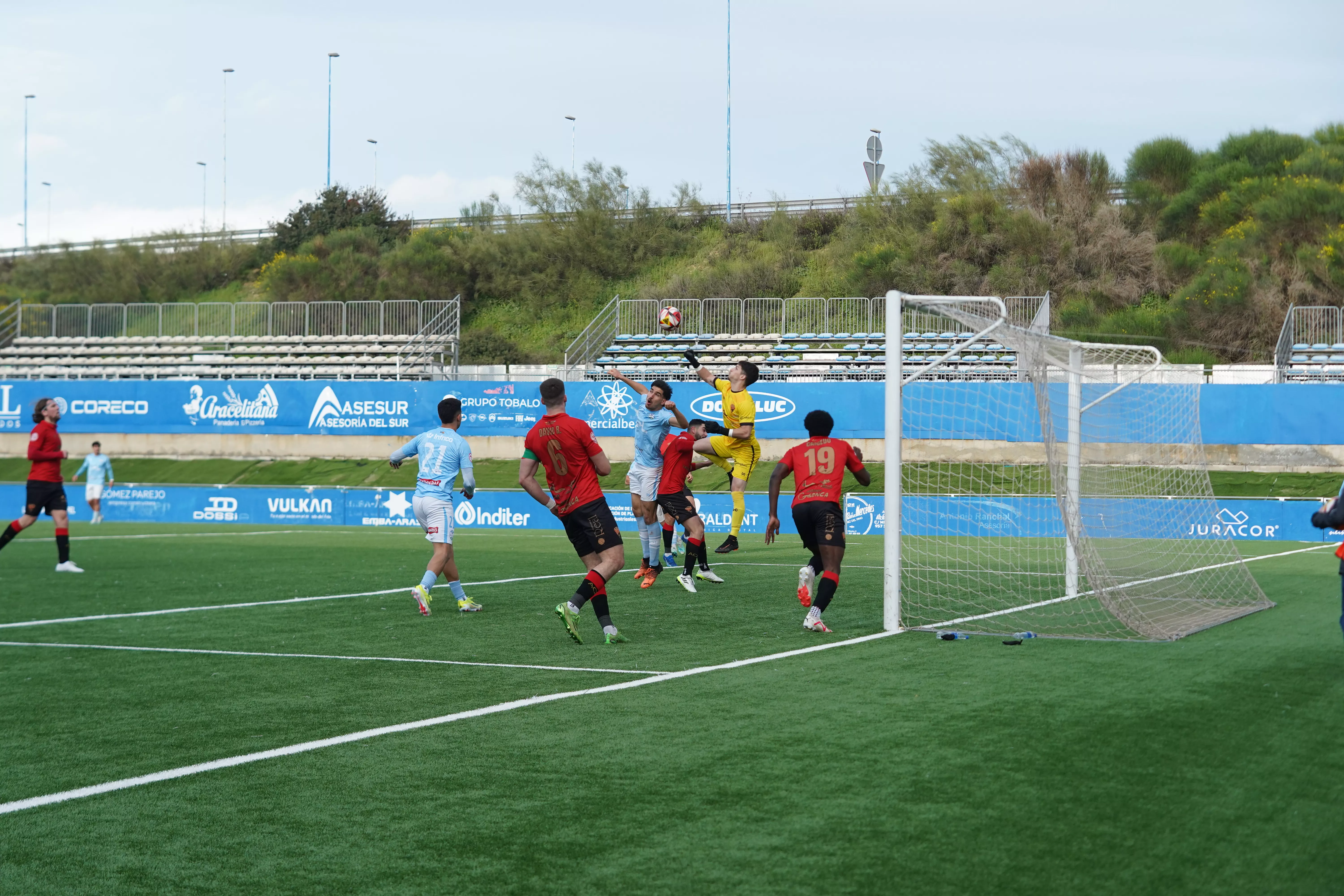 Un lance del partido entre Ciudad de Lucena y Ayamonte. Foto: Antonio Dávila