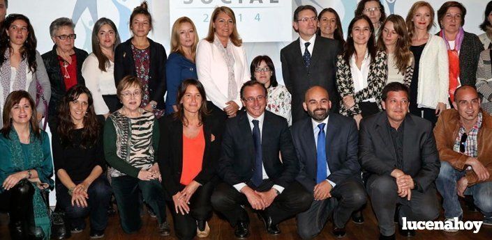  Foto de familia del ministro de Sanidad, Servicios Sociales e Igualdad, Alfonso Alonso (c), junto a los finalistas y galardonados con los premios 'La Caixa'. (EFE) 