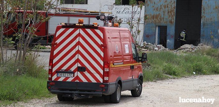  Los bomberos sofocan un incendio en unas naves abandonadas de la carretera de Rute 