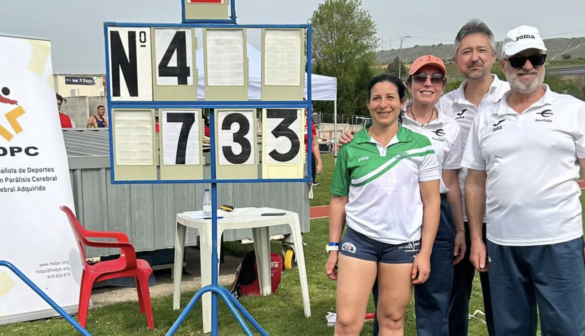 Mari Carmen Pino Servián junto a su récord en este campeonato de España