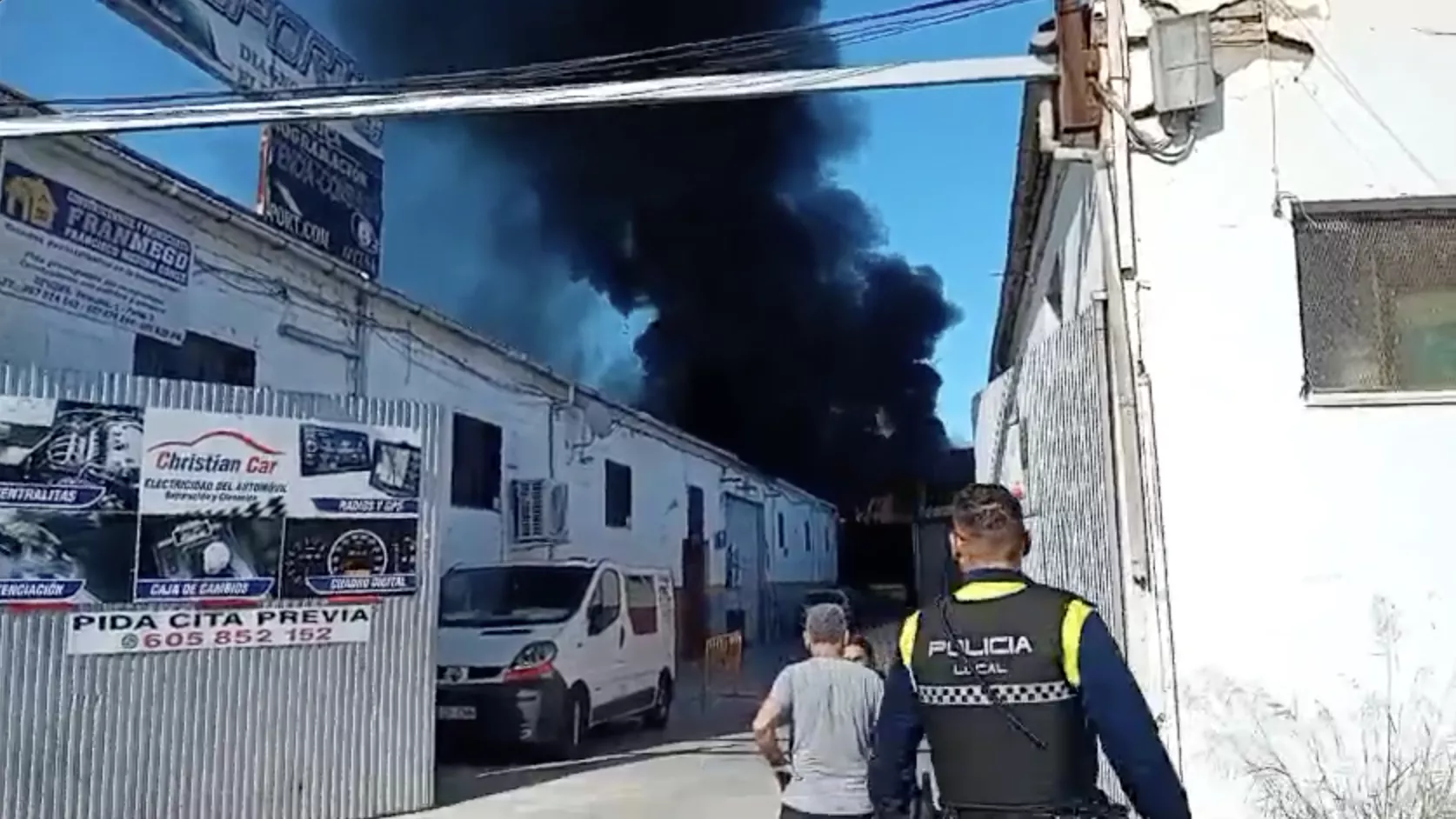 Una densa columna de humo negro sale del interior de la nave siniestrada en la Vereda de Castro