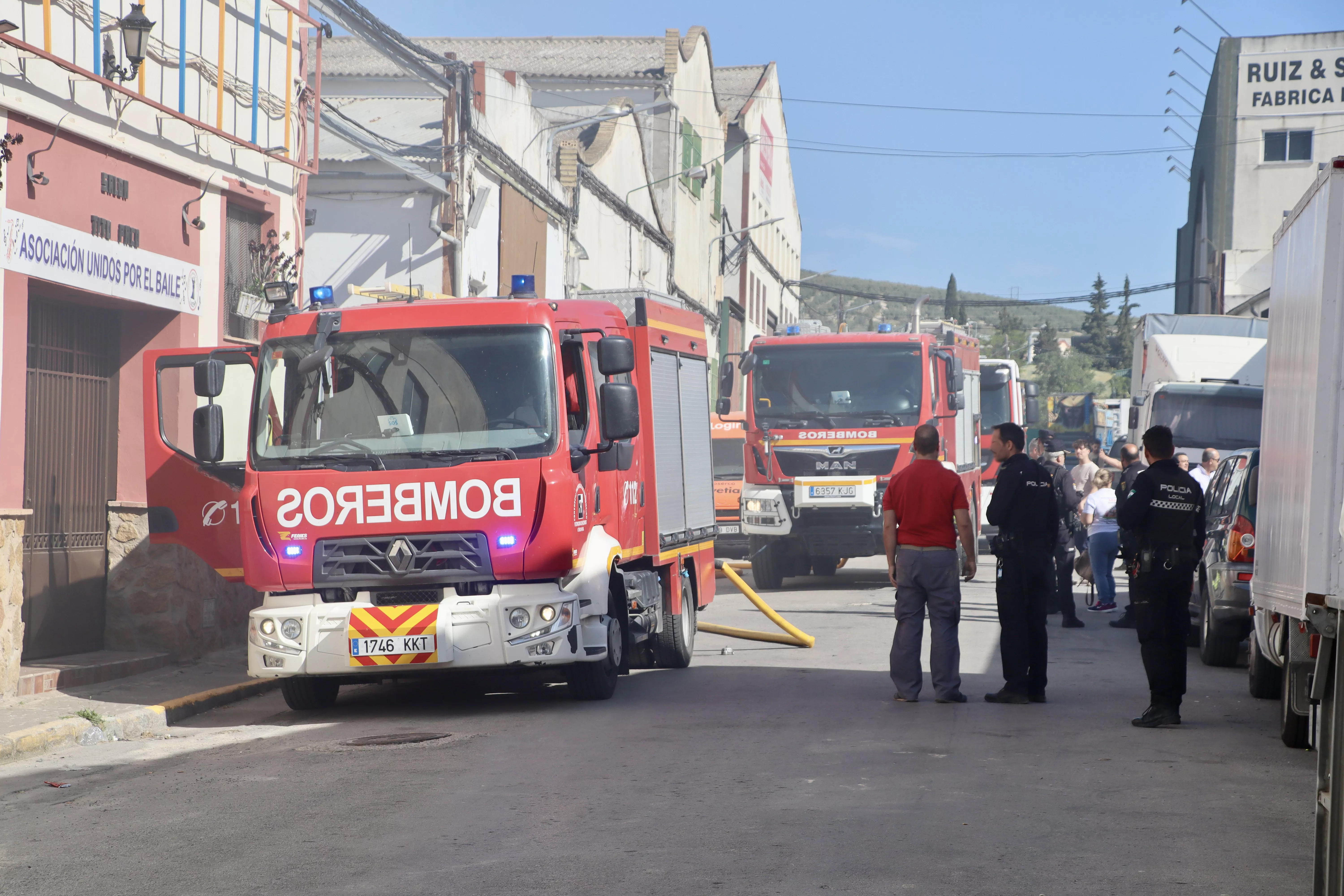 Incendio en Lucena en una nave en la Vereda de Castro