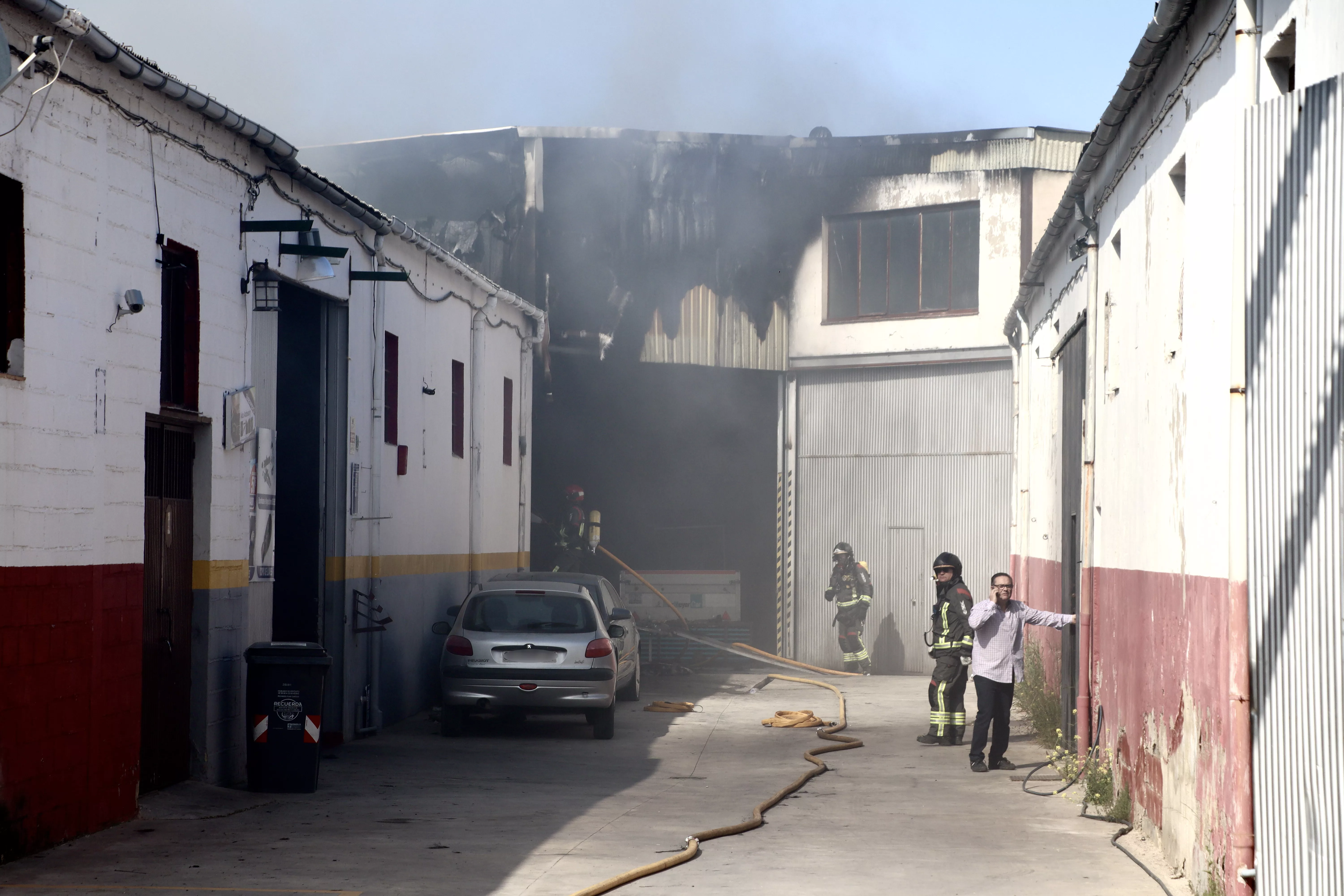 Incendio en Lucena en una nave en la Vereda de Castro