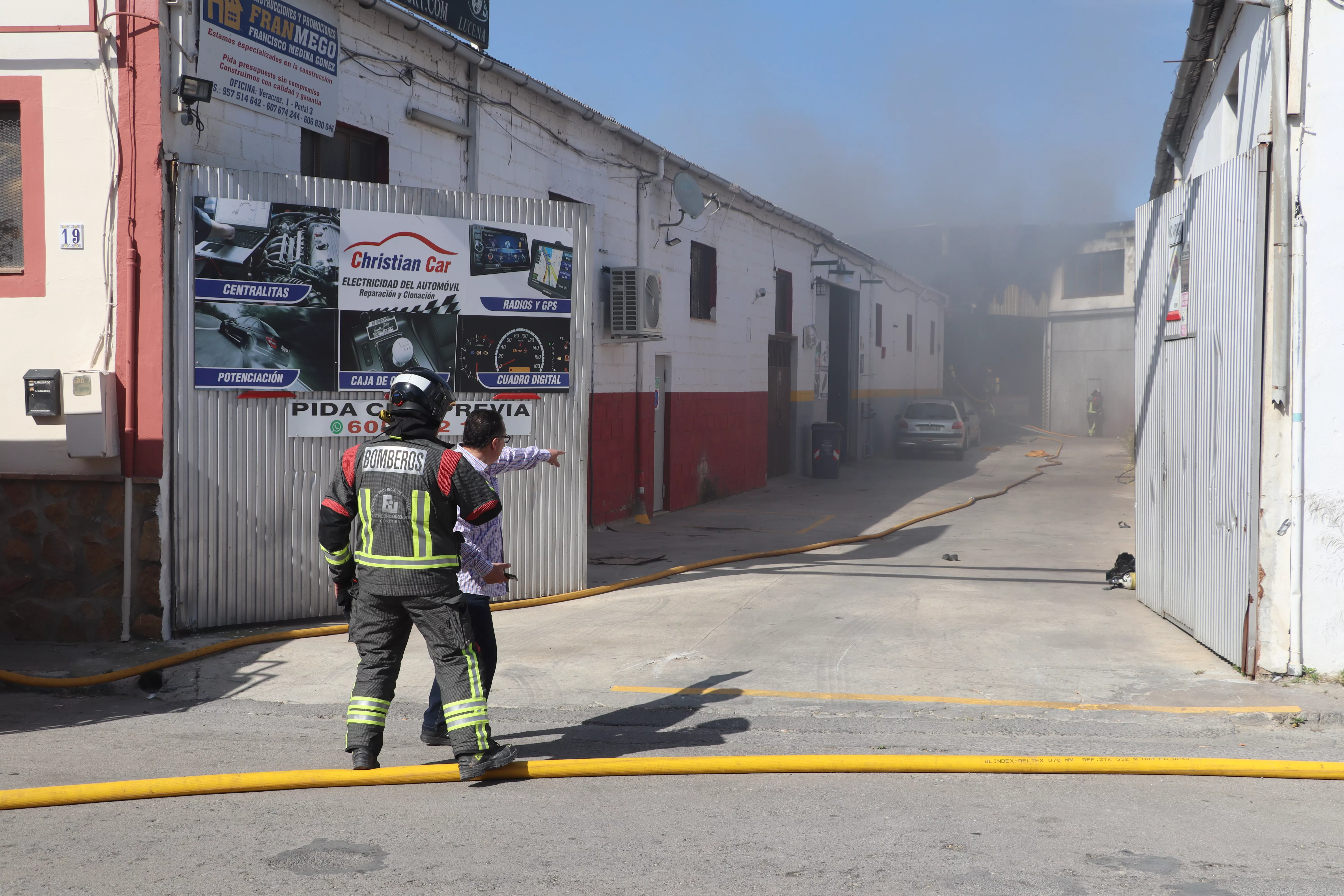Incendio en Lucena en una nave en la Vereda de Castro