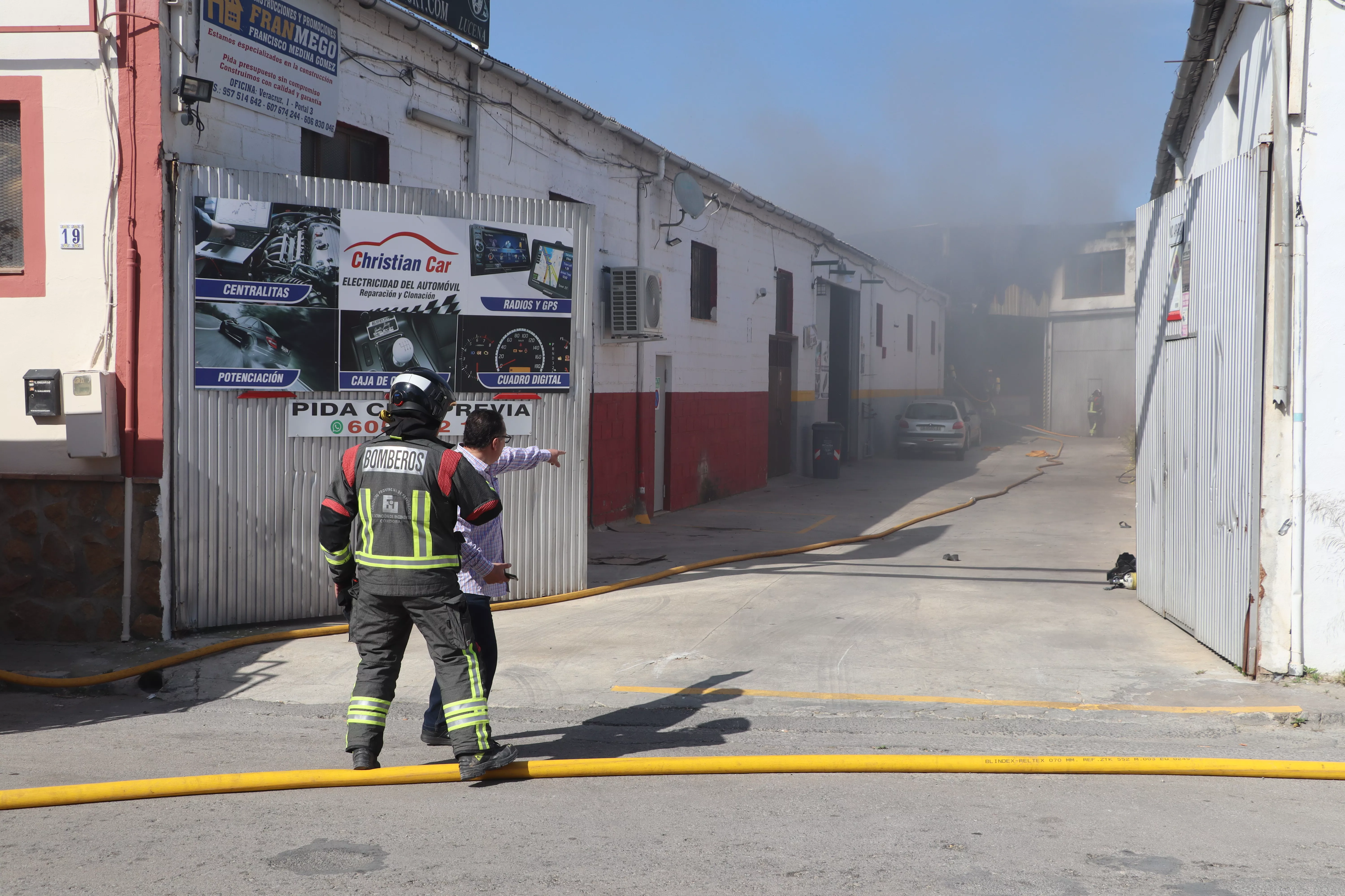 Incendio en Lucena en una nave en la Vereda de Castro Incendio en Lucena en una nave en la Vereda de Castro