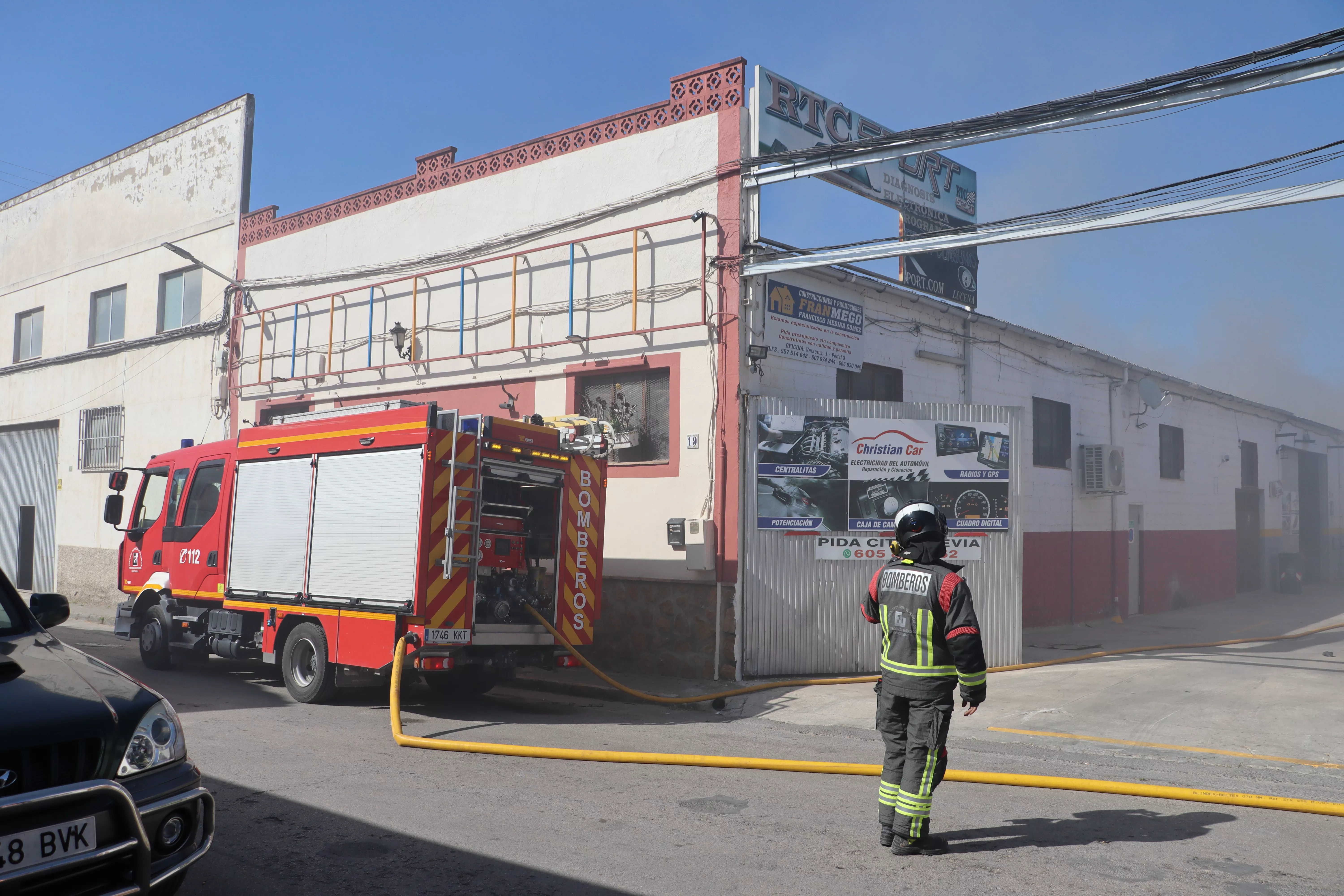 Incendio en Lucena en una nave en la Vereda de Castro