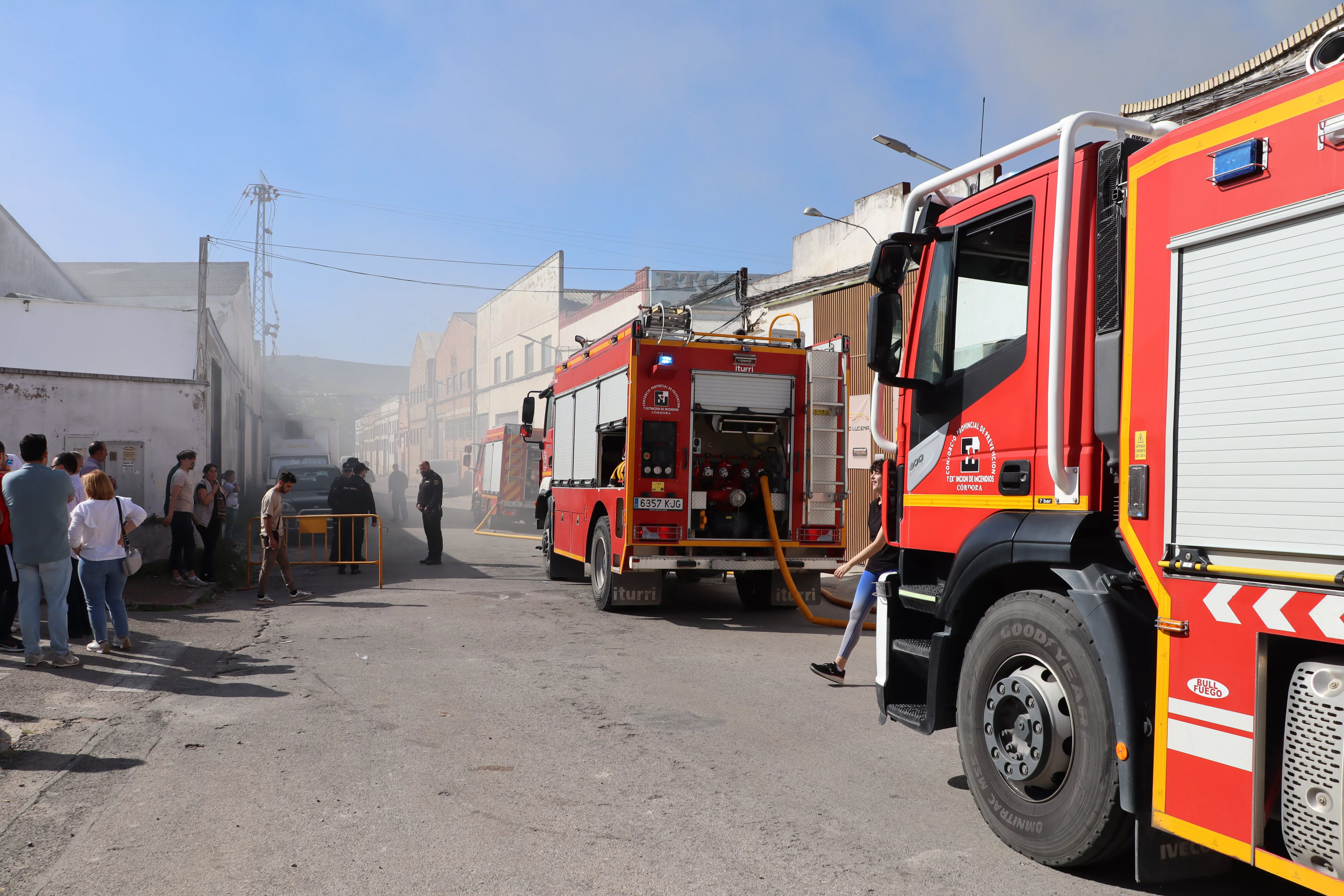 Incendio en Lucena en una nave en la Vereda de Castro