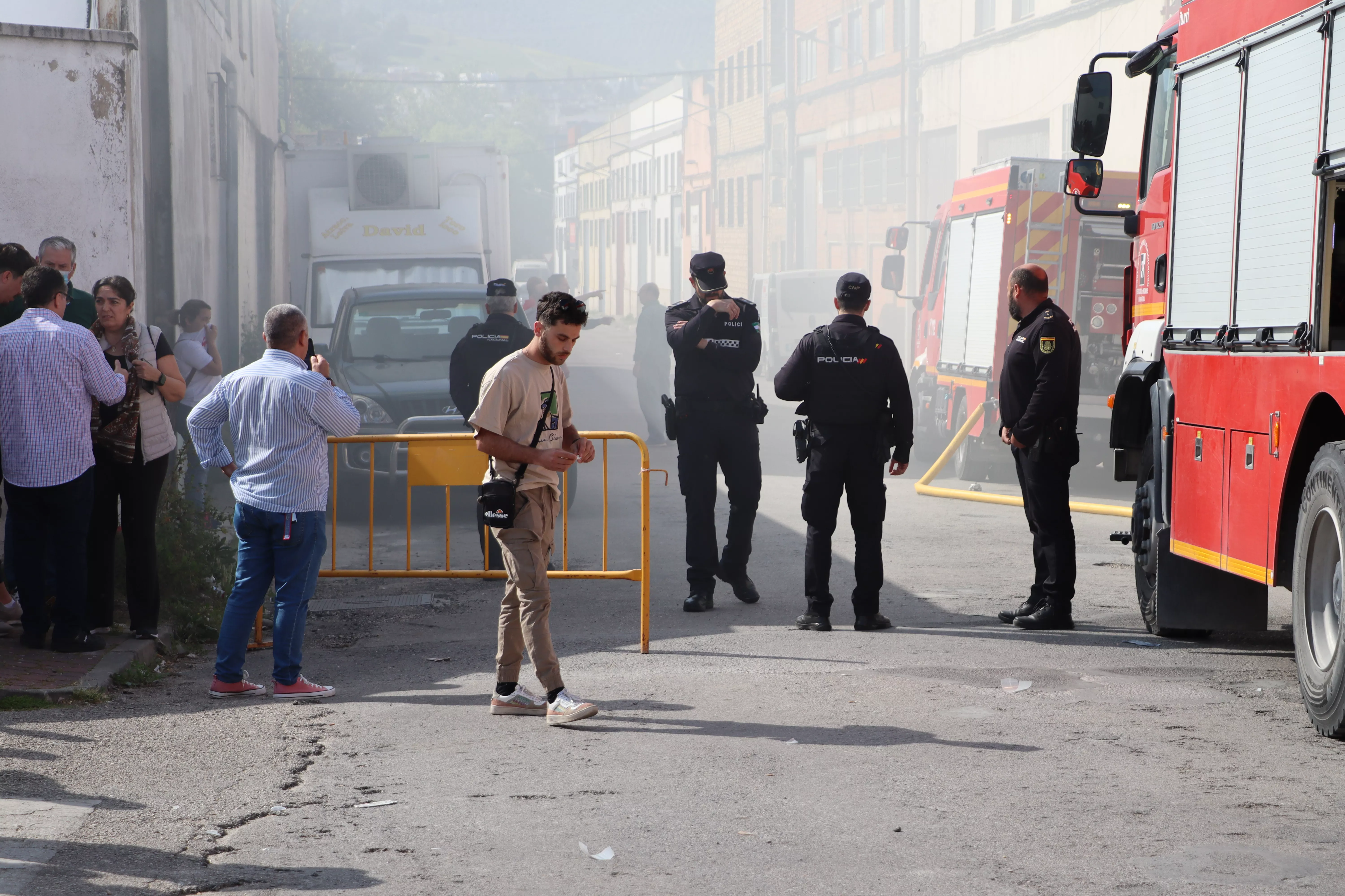 Incendio en Lucena en una nave en la Vereda de Castro