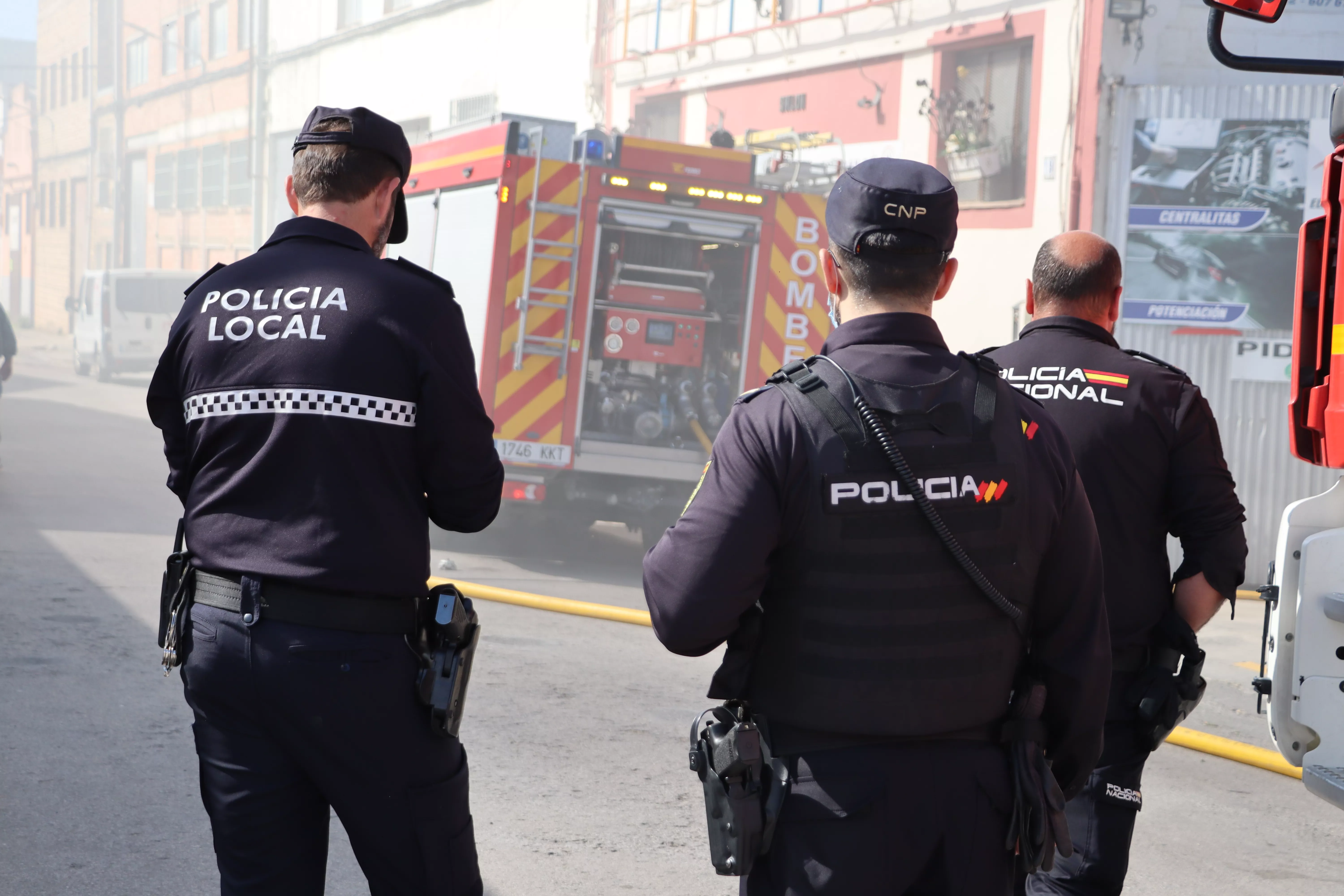 Incendio en Lucena en una nave en la Vereda de Castro
