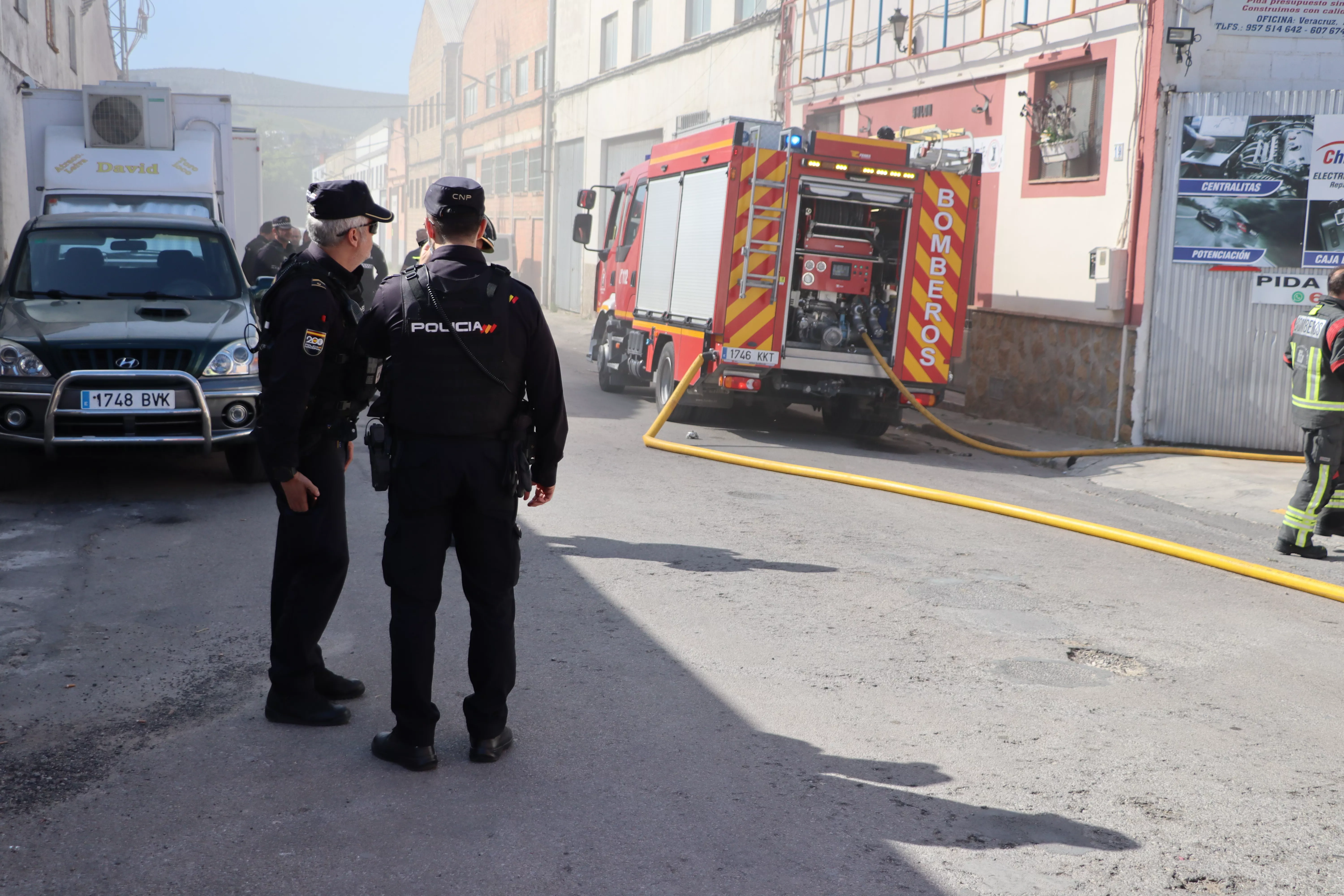 Incendio en Lucena en una nave en la Vereda de Castro