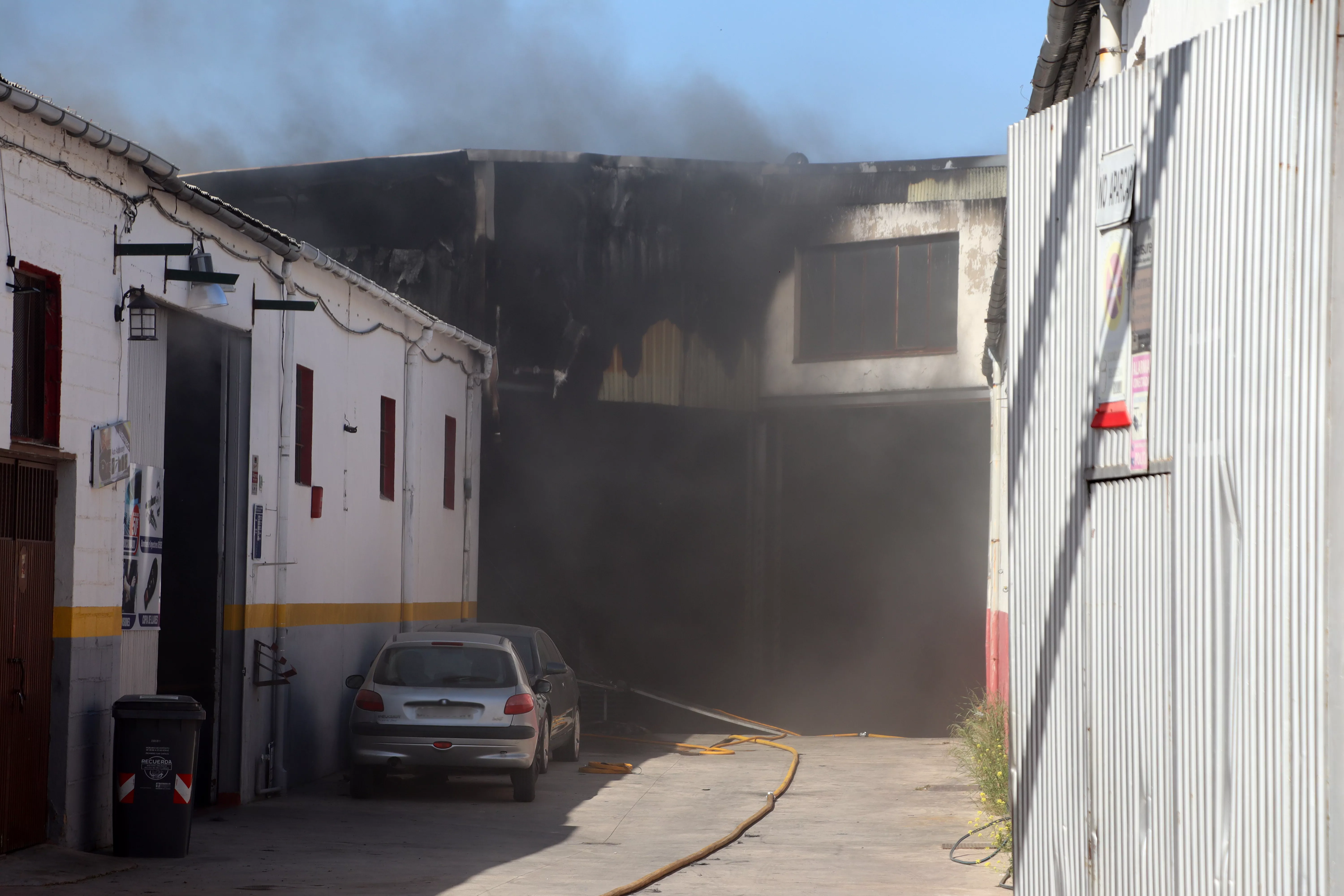 Incendio en Lucena en una nave en la Vereda de Castro