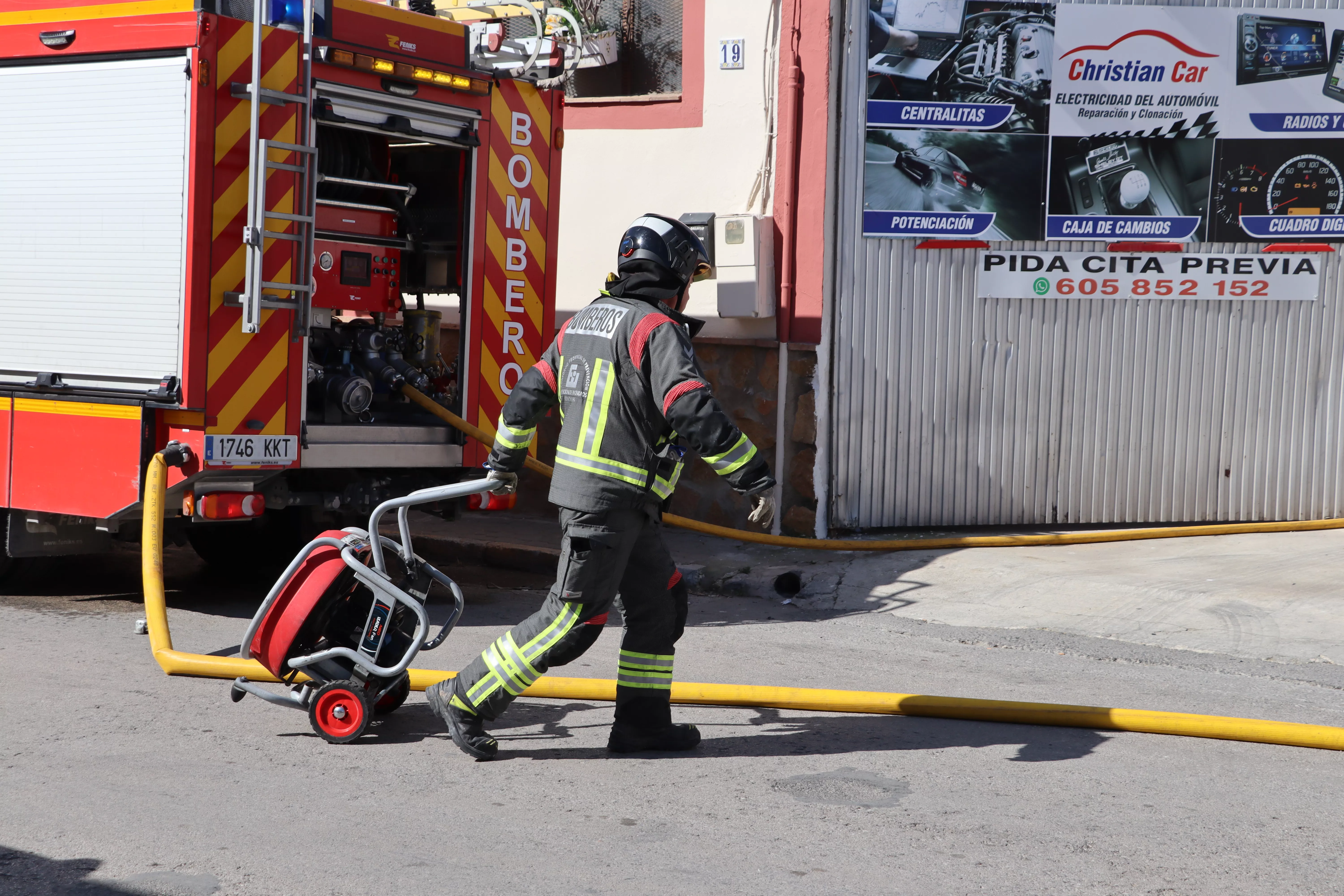 Incendio en Lucena en una nave en la Vereda de Castro