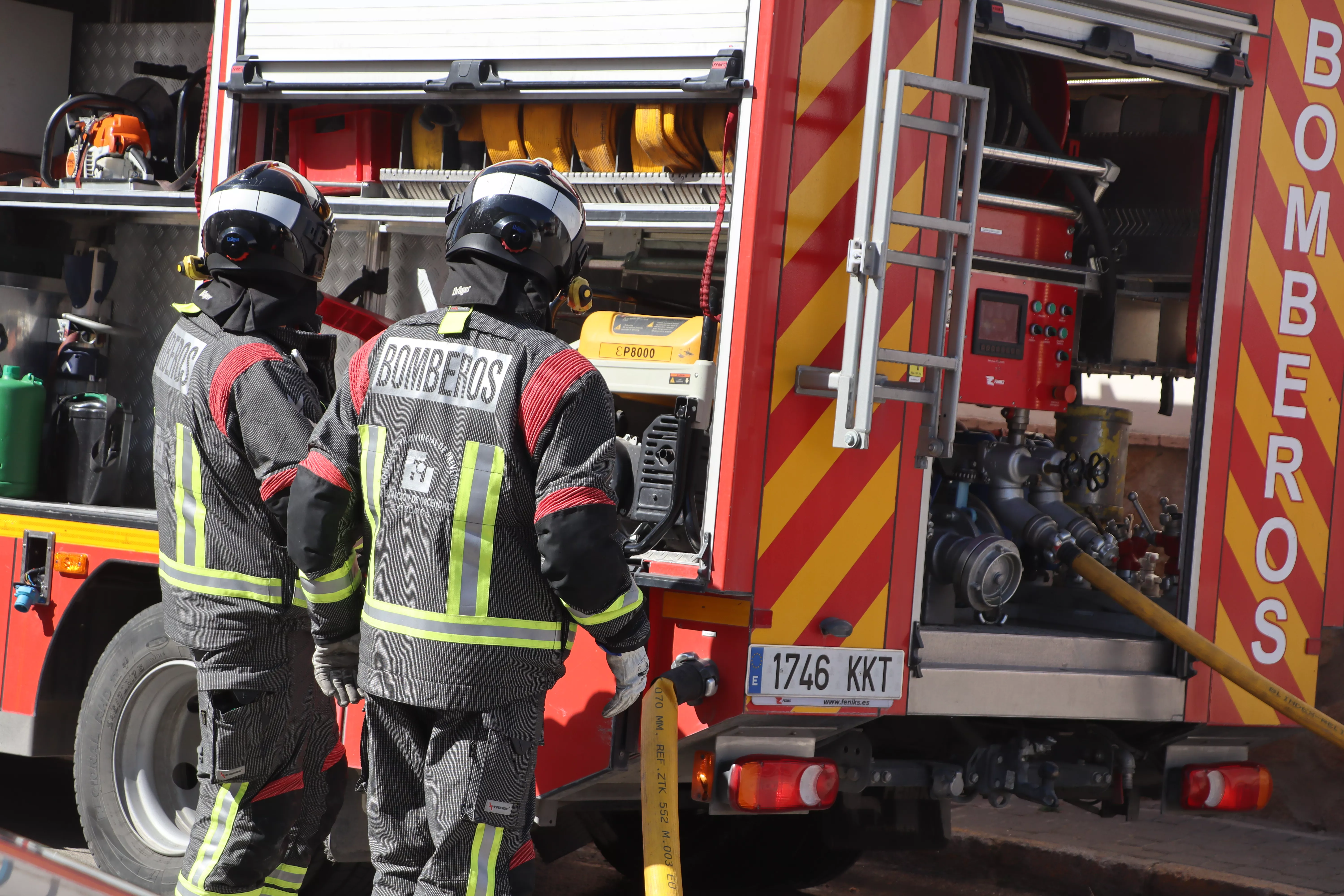 Incendio en Lucena en una nave en la Vereda de Castro