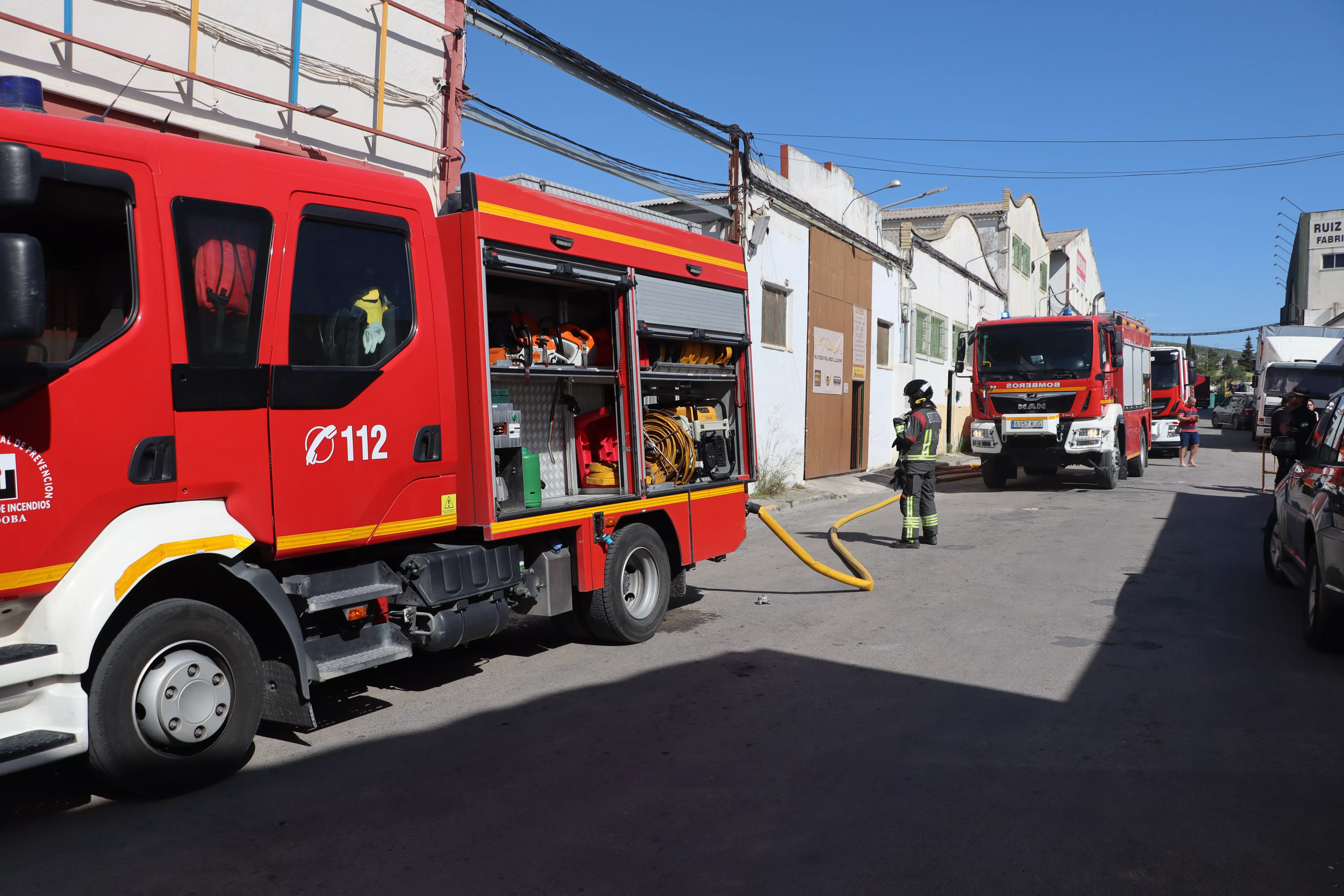 Incendio en Lucena en una nave en la Vereda de Castro