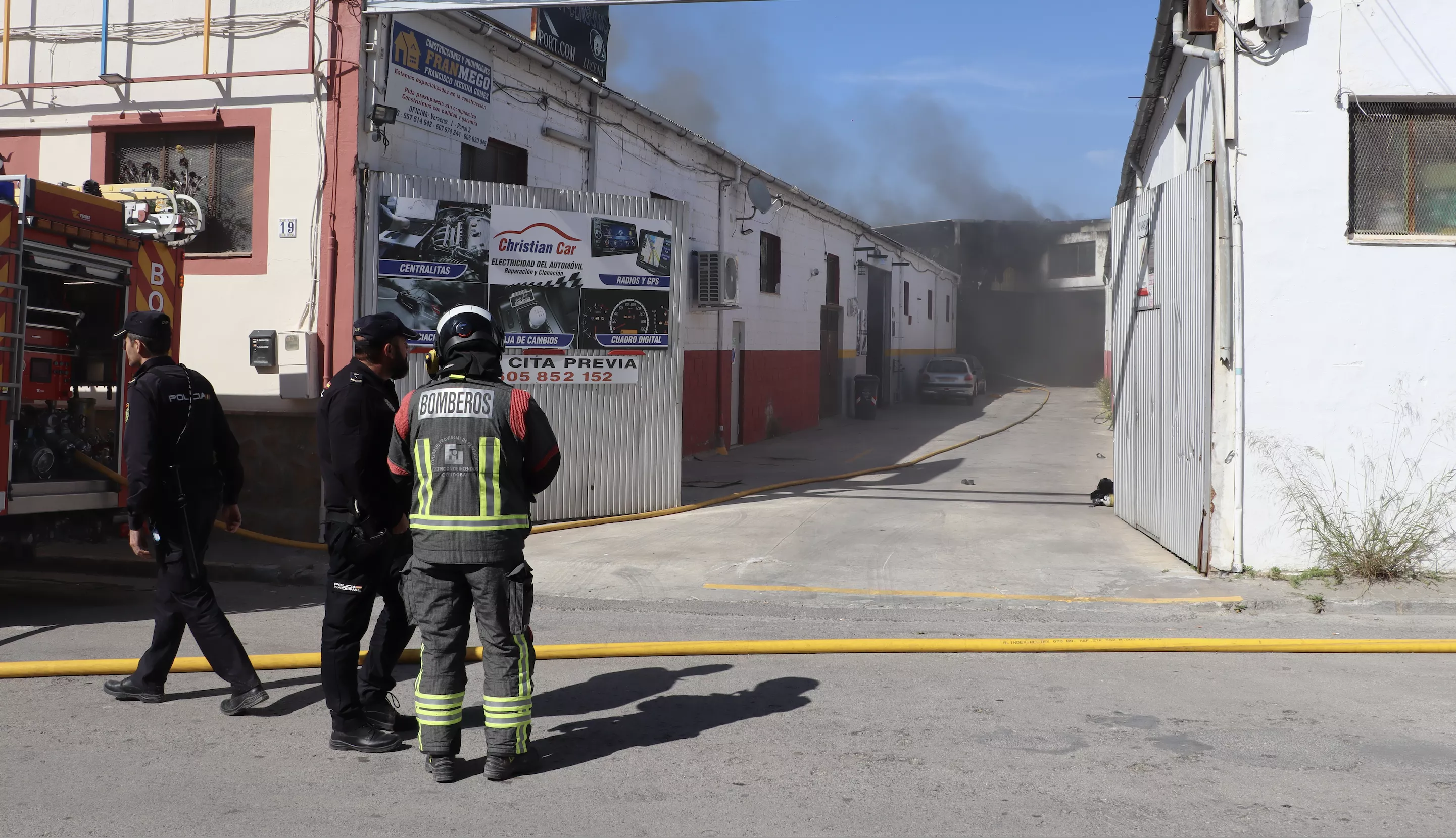 Incendio en Lucena en una nave en la Vereda de Castro