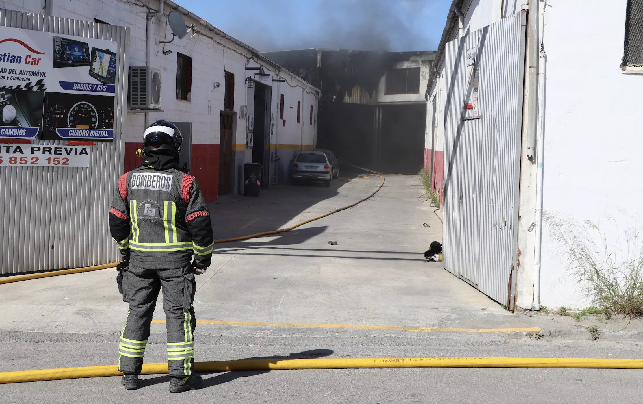 Incendio en Lucena en una nave en la Vereda de Castro