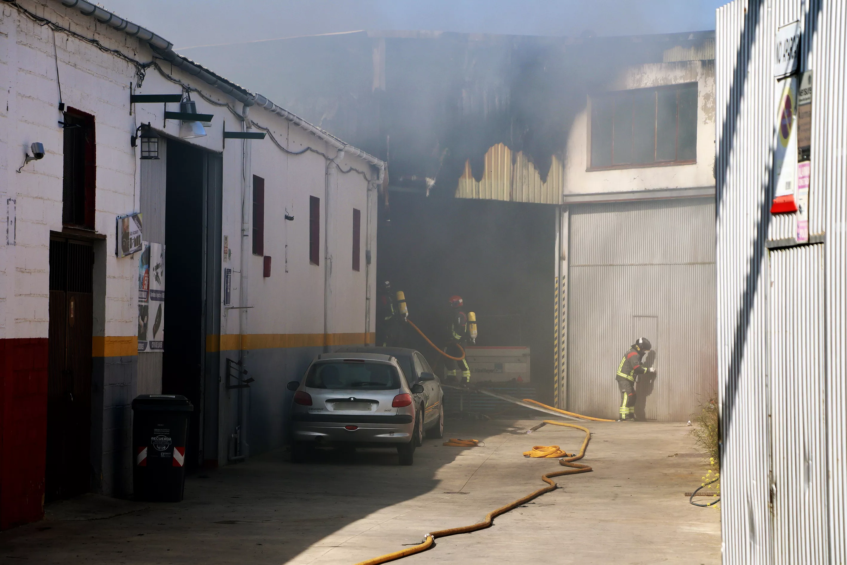 Incendio en Lucena en una nave en la Vereda de Castro