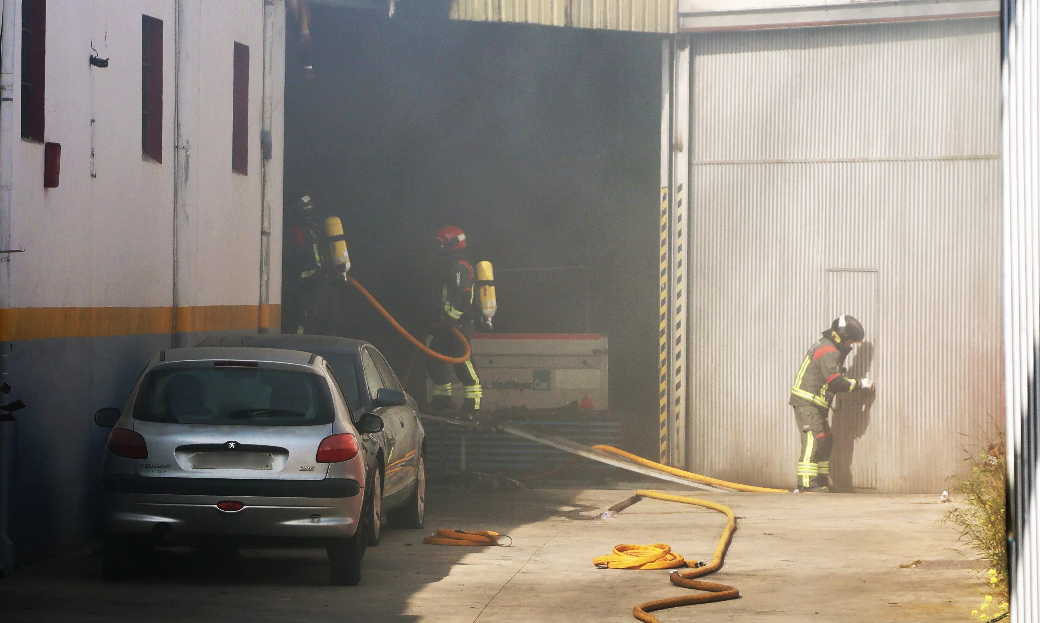 Incendio en Lucena en una nave en la Vereda de Castro