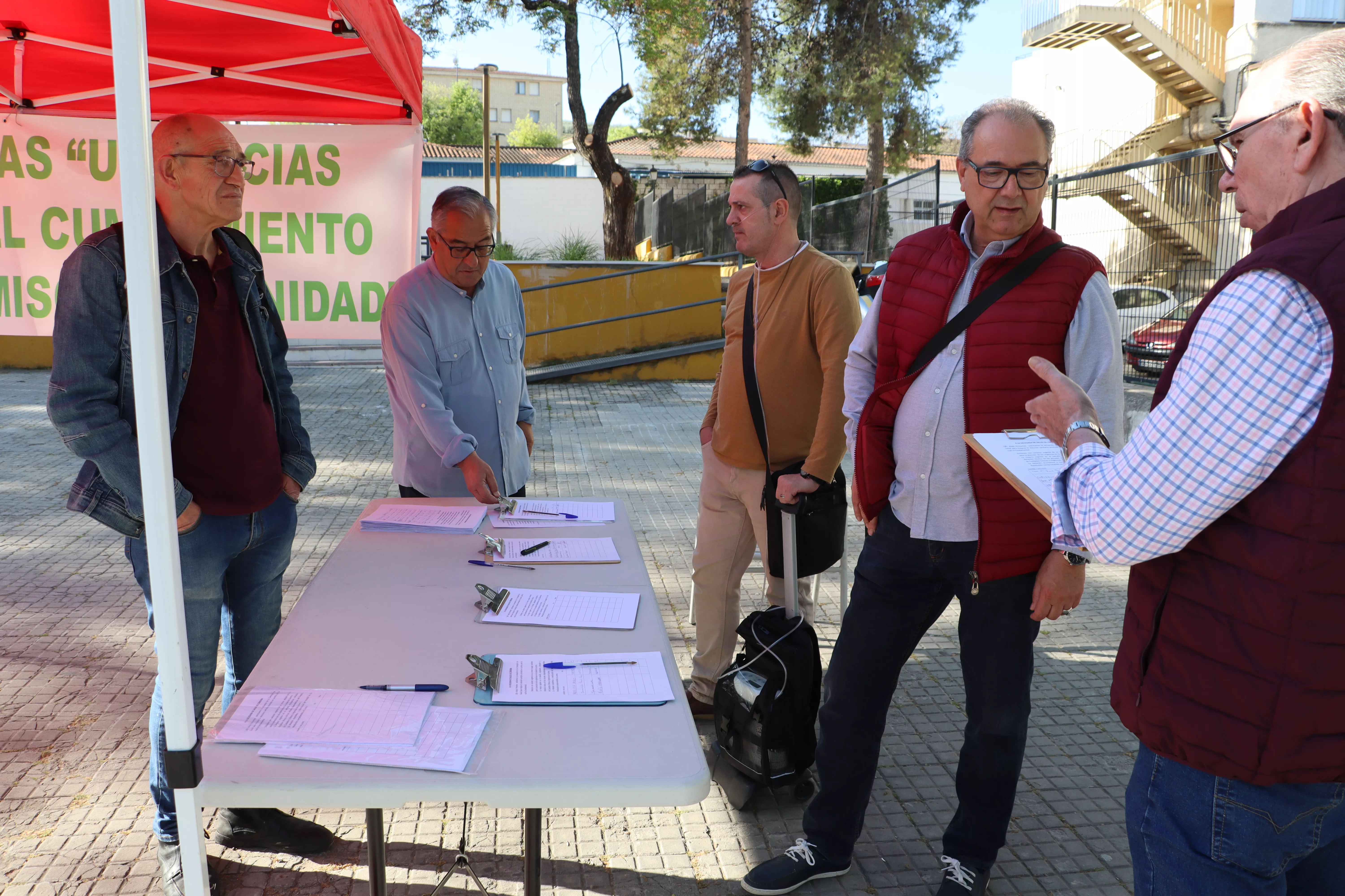 Mesa informativa instalada junto a la entrada del centro de Salud Lucena I