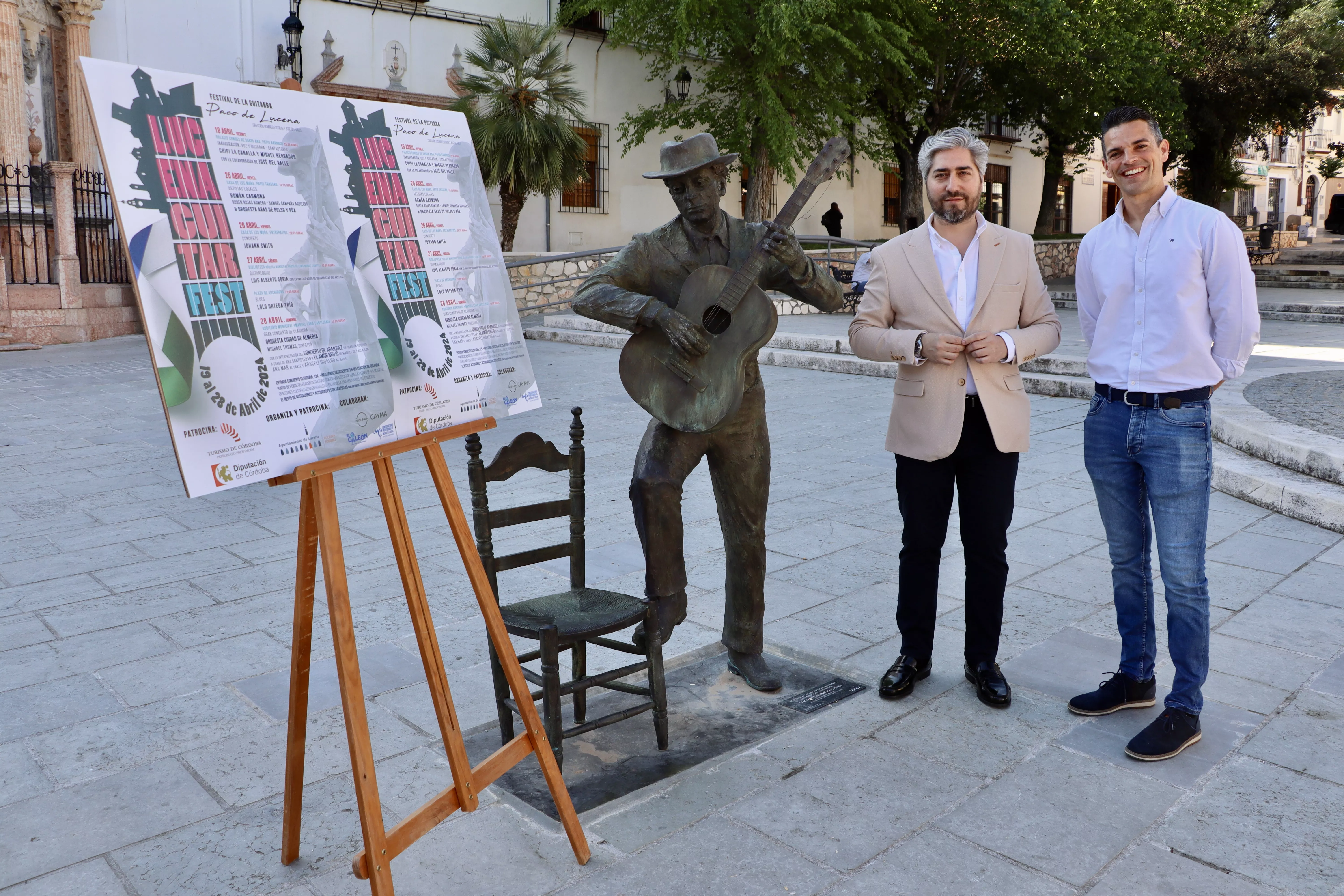 Presentación del Lucena Guitar Fest, junto al monumento a Paco de Lucena 
