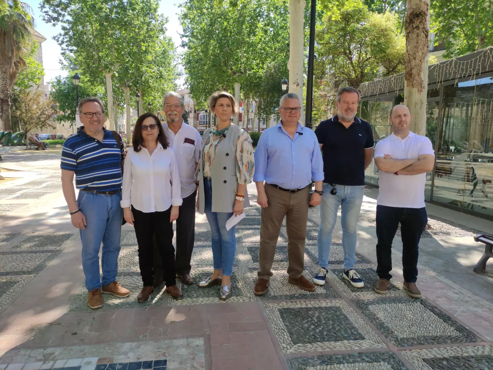 Esteban Morales junto a miembros de la agrupación socialista de Lucena, esta mañana en El coso