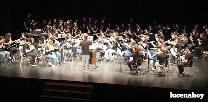  Un centenar de alumnos de flauta de toda la comarca participaron ayer en el encuentro "Flautemos" (fotos) 