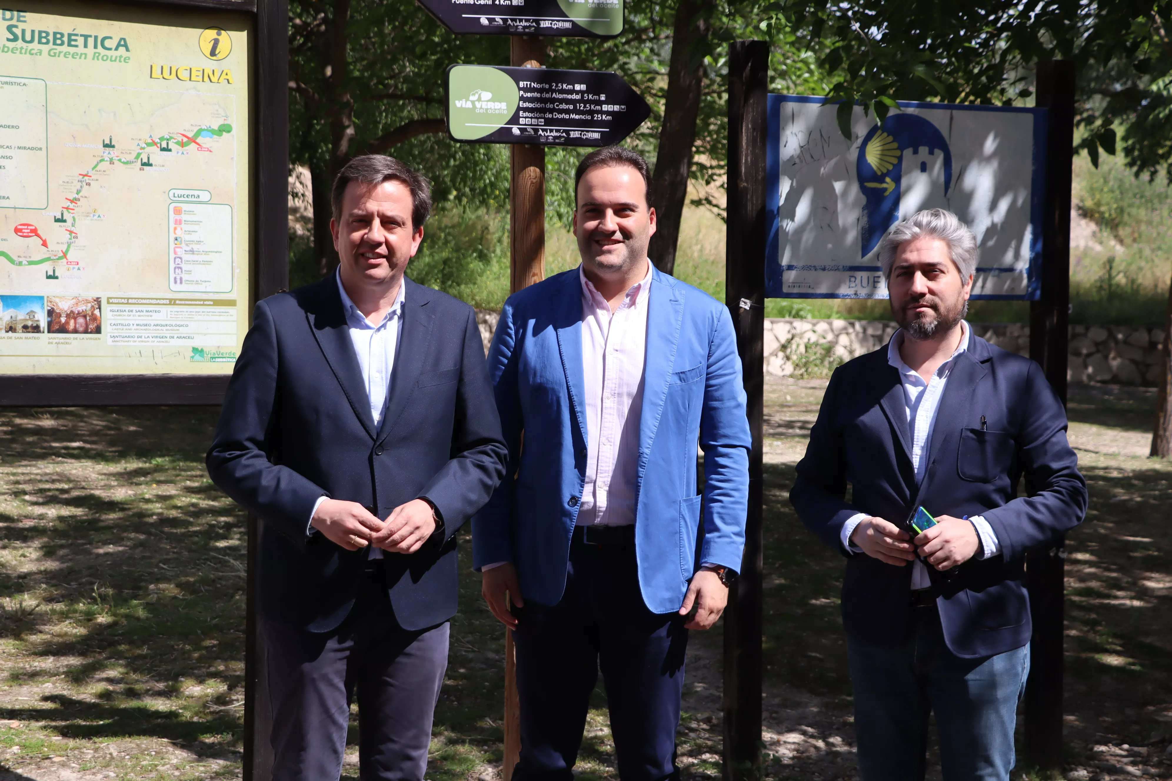 Juan Ramón Valdivia junto al alcalde de Lucena, Aurelio Fernández y el edil de Turismo, Francisco Barbancho, esta mañana en la Estación