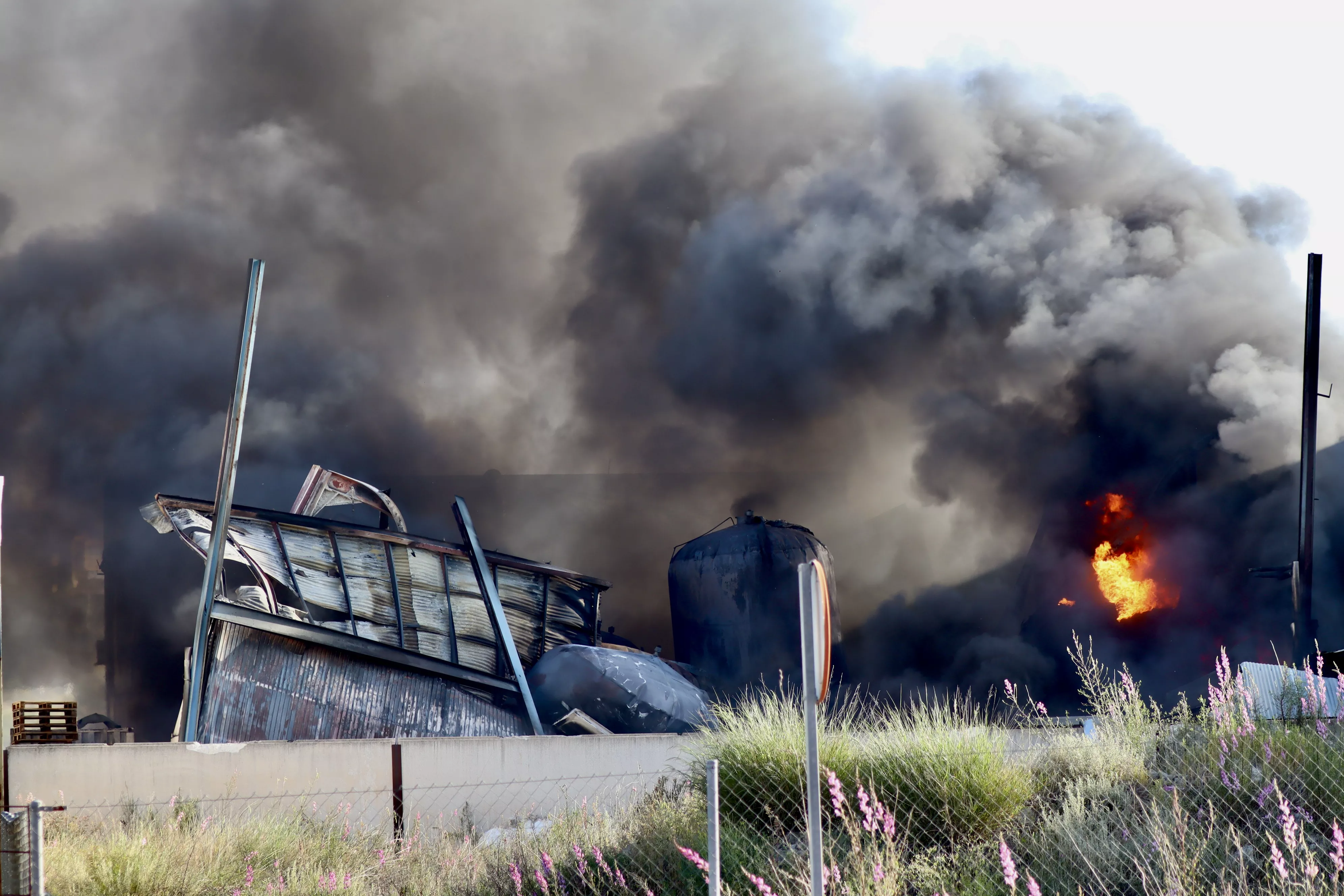 Incendio en la empresa Balcón del Sur de Lucena