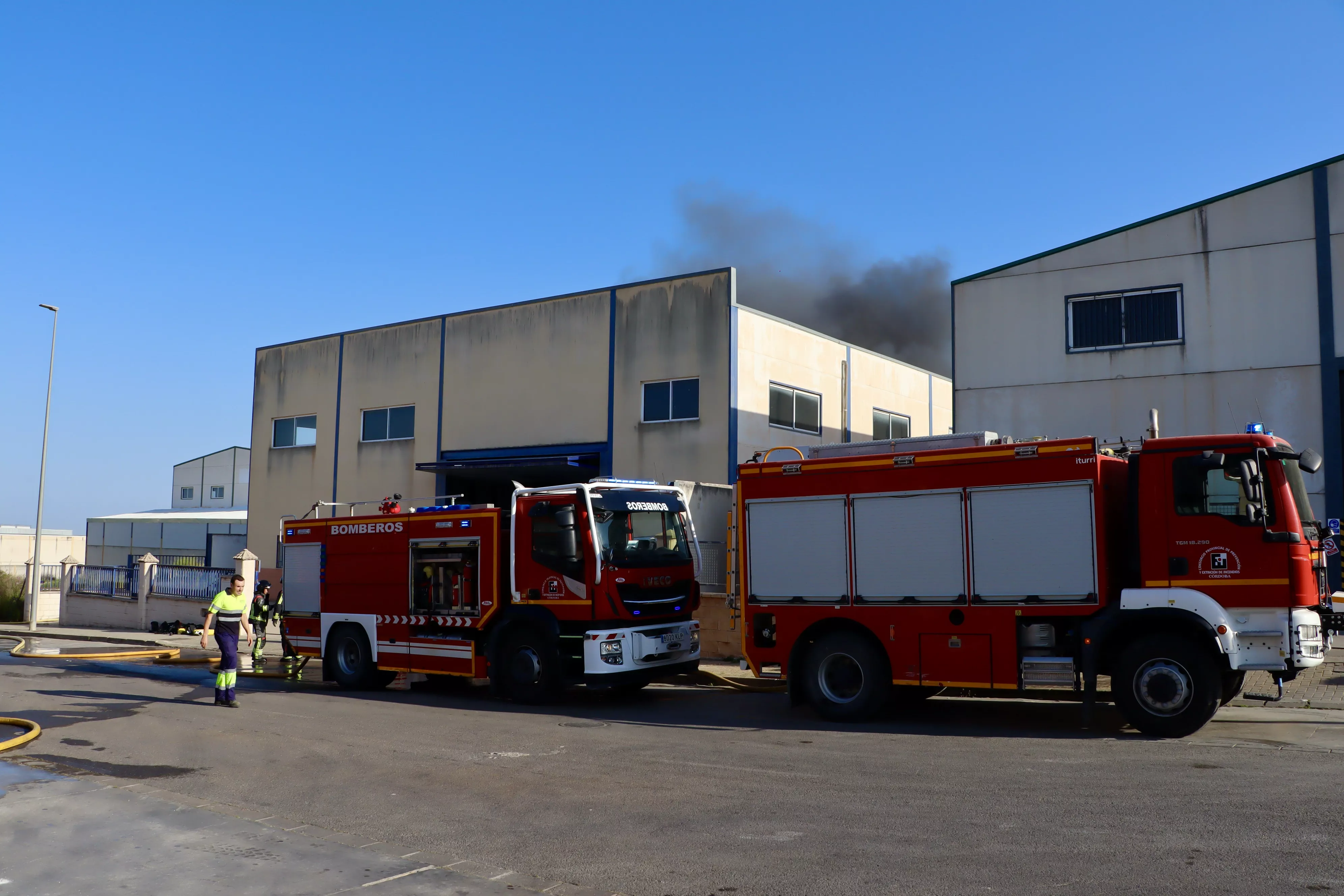 Incendio en la empresa Balcón del Sur de Lucena