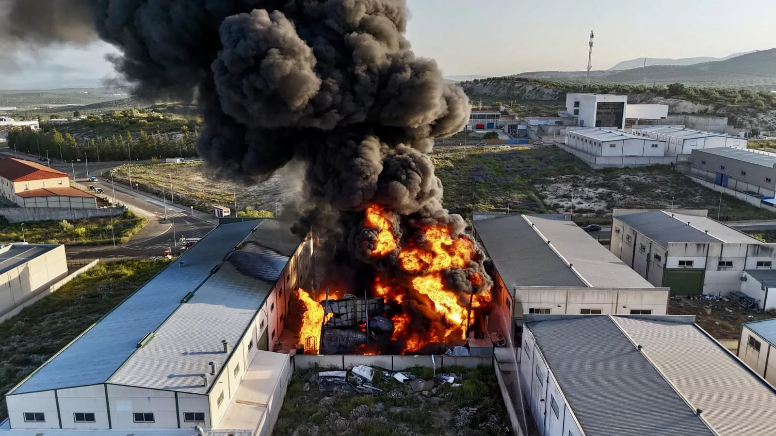 Incendio en la empresa Balcón del Sur de Lucena. Miguel Ángel Arjona