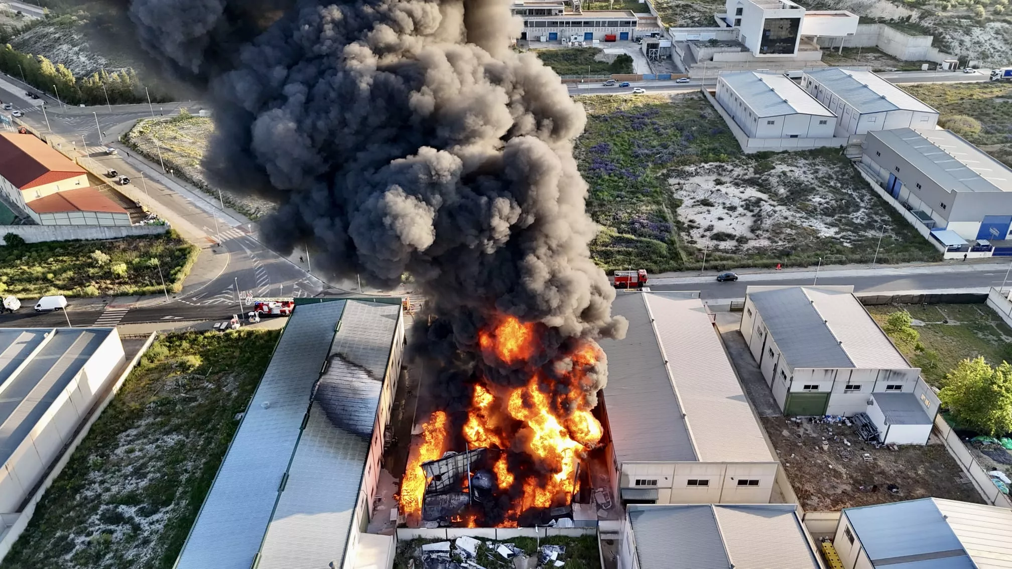 Incendio en la empresa Balcón del Sur de Lucena. Miguel Ángel Arjona