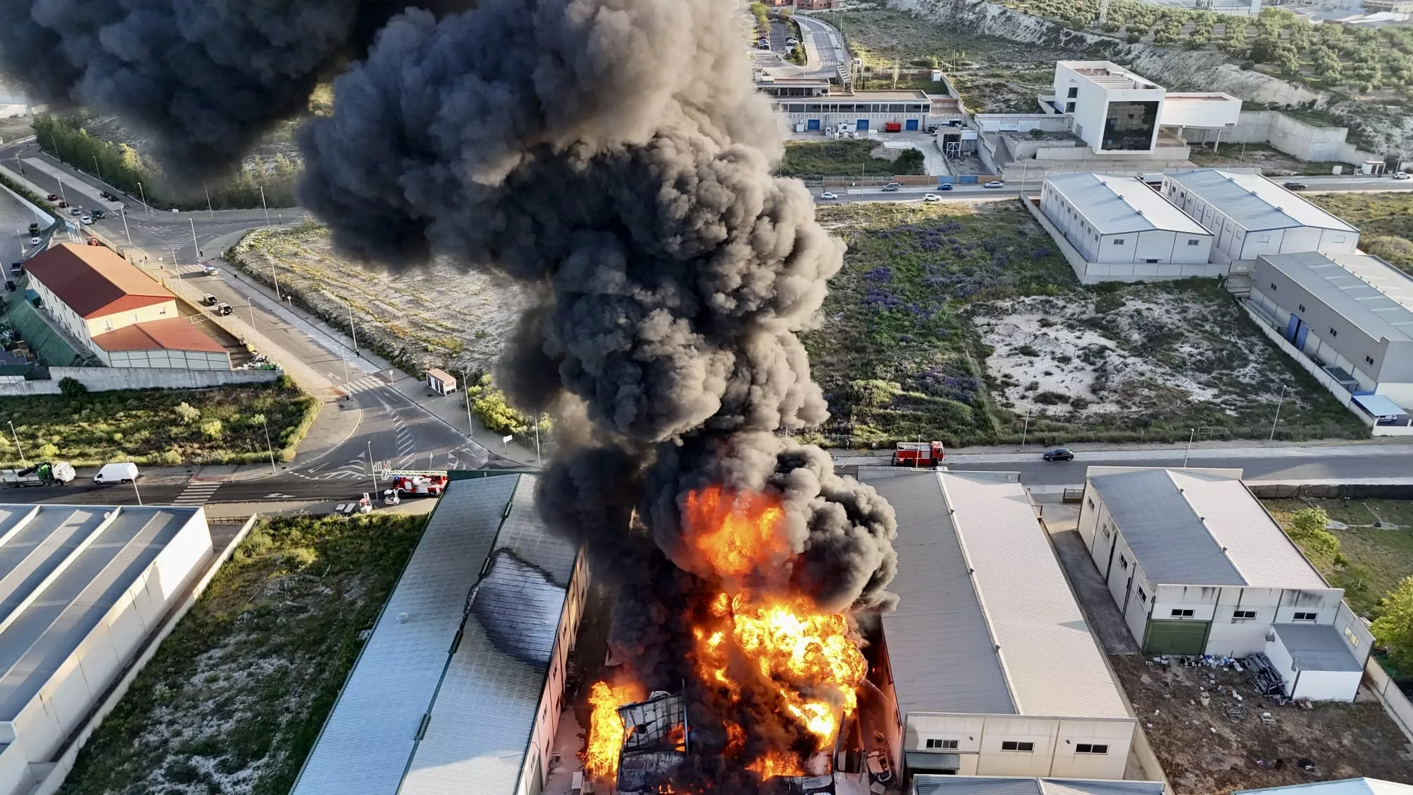 Incendio en la empresa Balcón del Sur de Lucena. Miguel Ángel Arjona