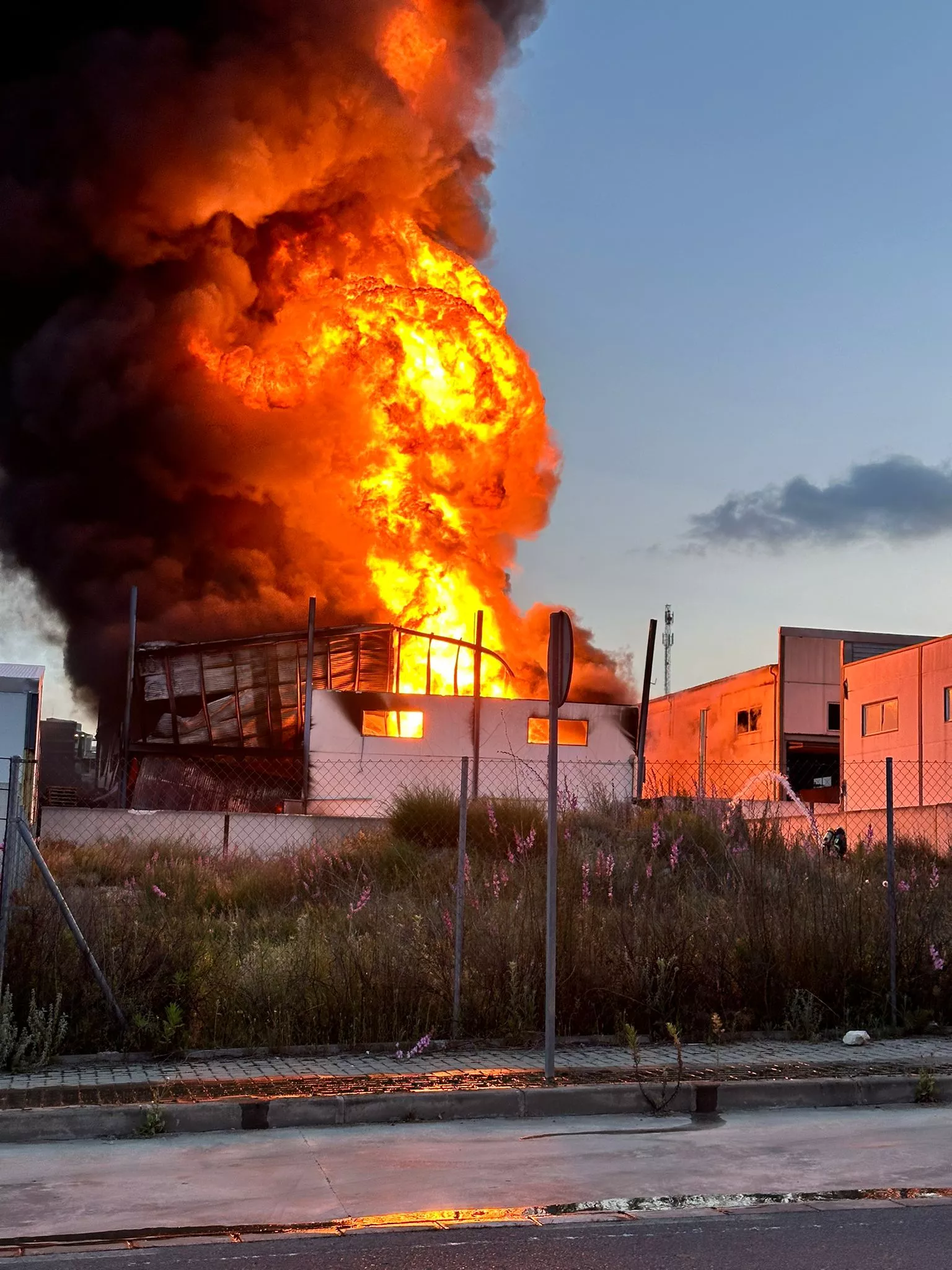 Incendio en la empresa Balcón del Sur de Lucena