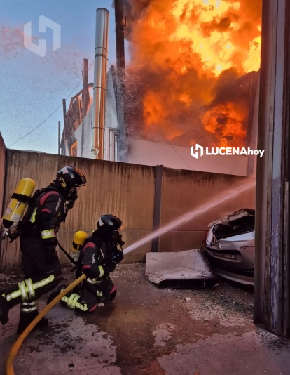 Una imagen del trabajo de los bomberos en este incendio