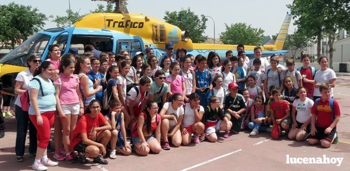  Los alumnos del colegio Antonio Machado presencian el aterrizaje de un helicóptero de la DGT (fotos) 