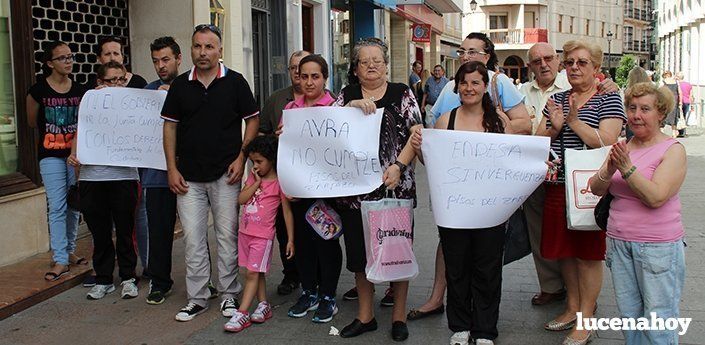  Vecinos de la promoción de AVRA en El Zarpazo se manifiestan ante el ayuntamiento por las malas condiciones de los pisos 