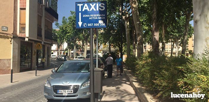  Los taxistas muestran su descontento por la ubicación de la parada en el paseo del Coso 
