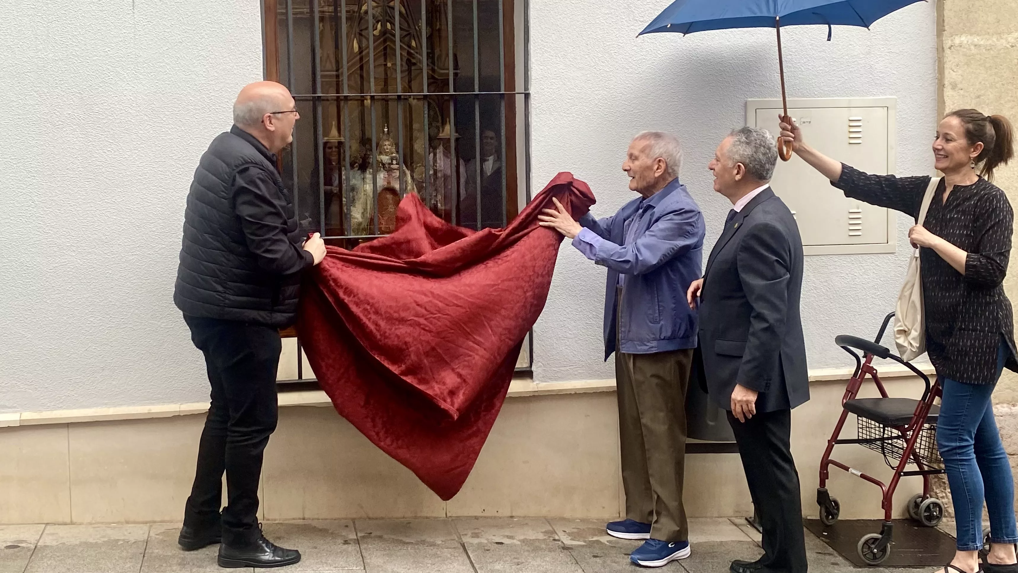 Momento del descubrimiento de este altar de la Casa de la Virgen, en la calle Maquedano