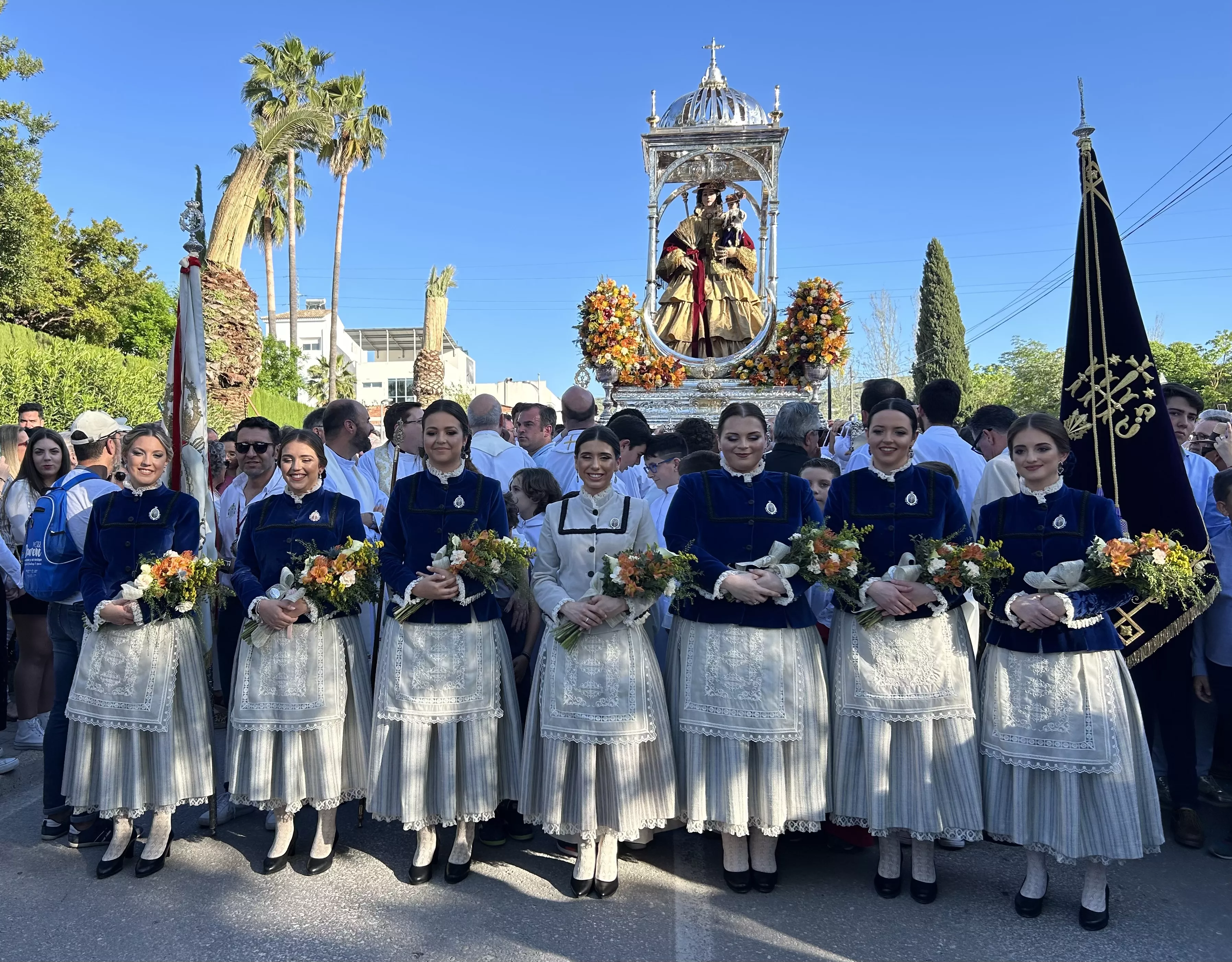 La Corte Aracelitana ante la Virgen en la Puerta de la Mina