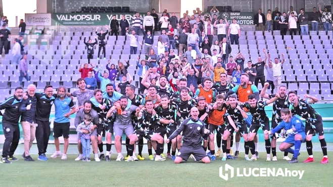 Jugadores, equipo técnico y aficionados tras el partido